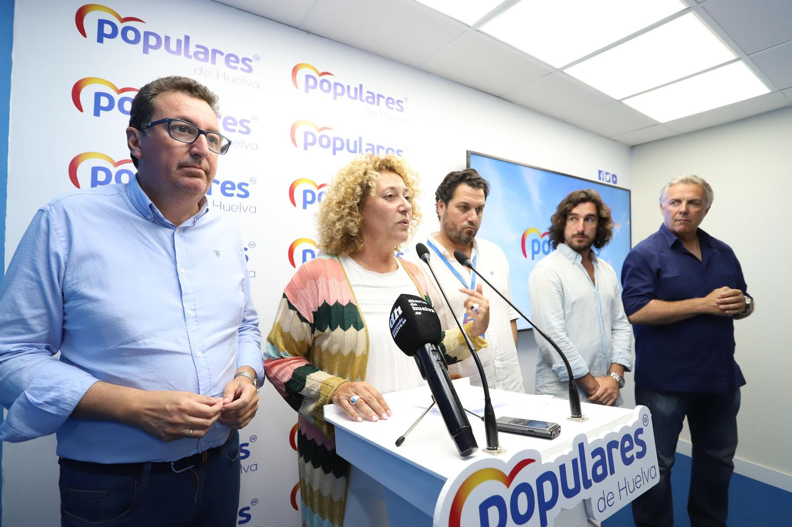 Pilar Marín durante su intervención tras conocer los resultados electorales junto a Manuel Andrés González, Jaime Pérez, Javier González y Paco Millán.