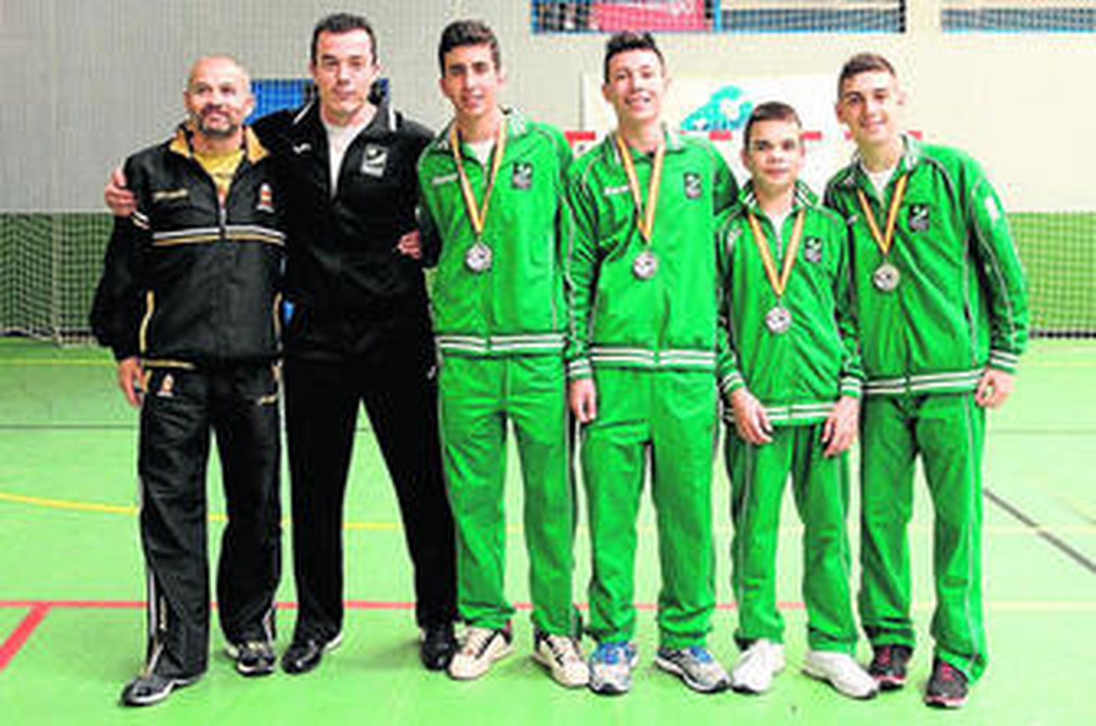 César Martínez, seleccionador nacional (i), junto a Sergio Pérez y los alumnos de la Escuela Municipal.