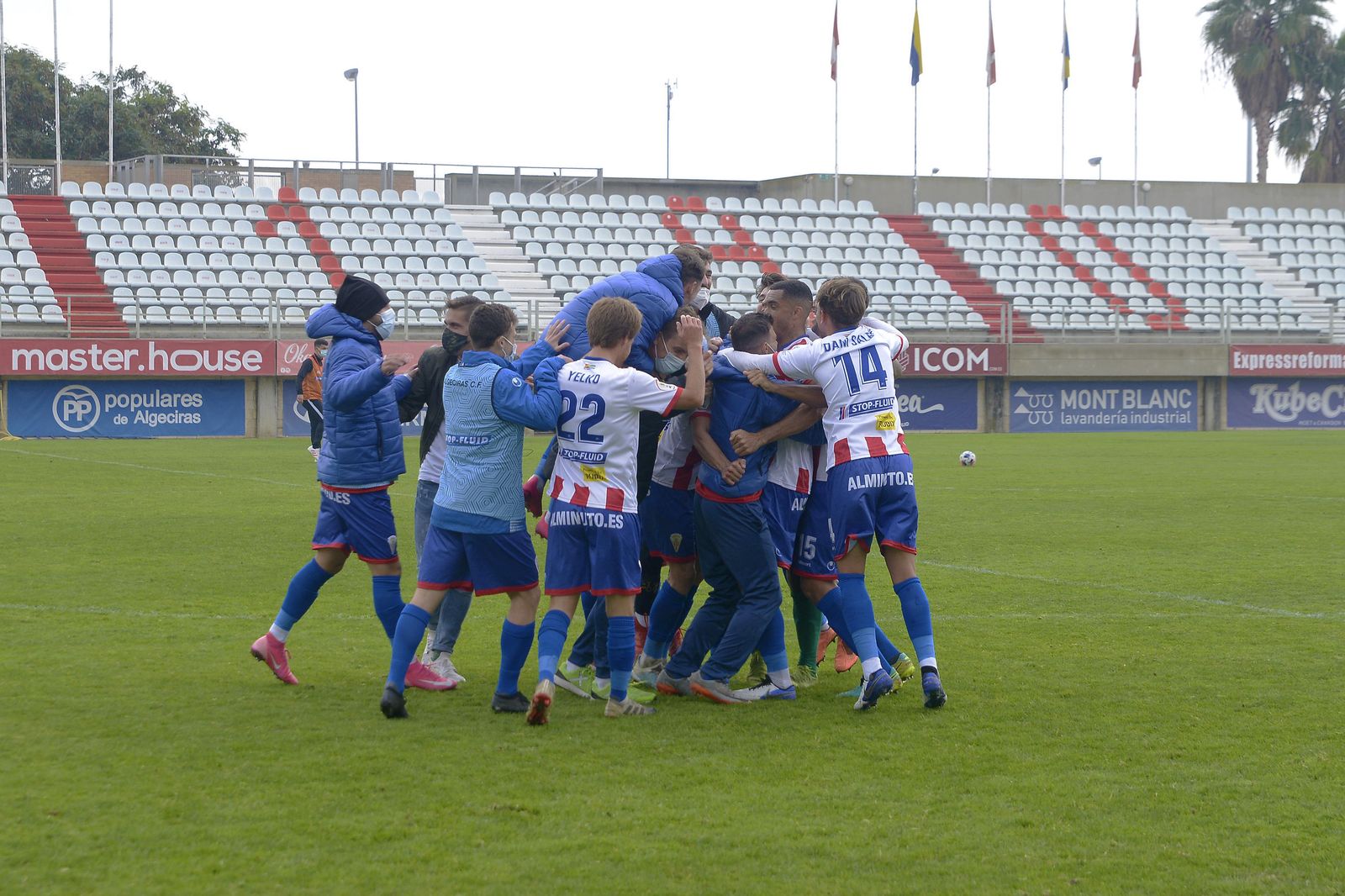 Los jugadores del Algeciras celebran como una piña.