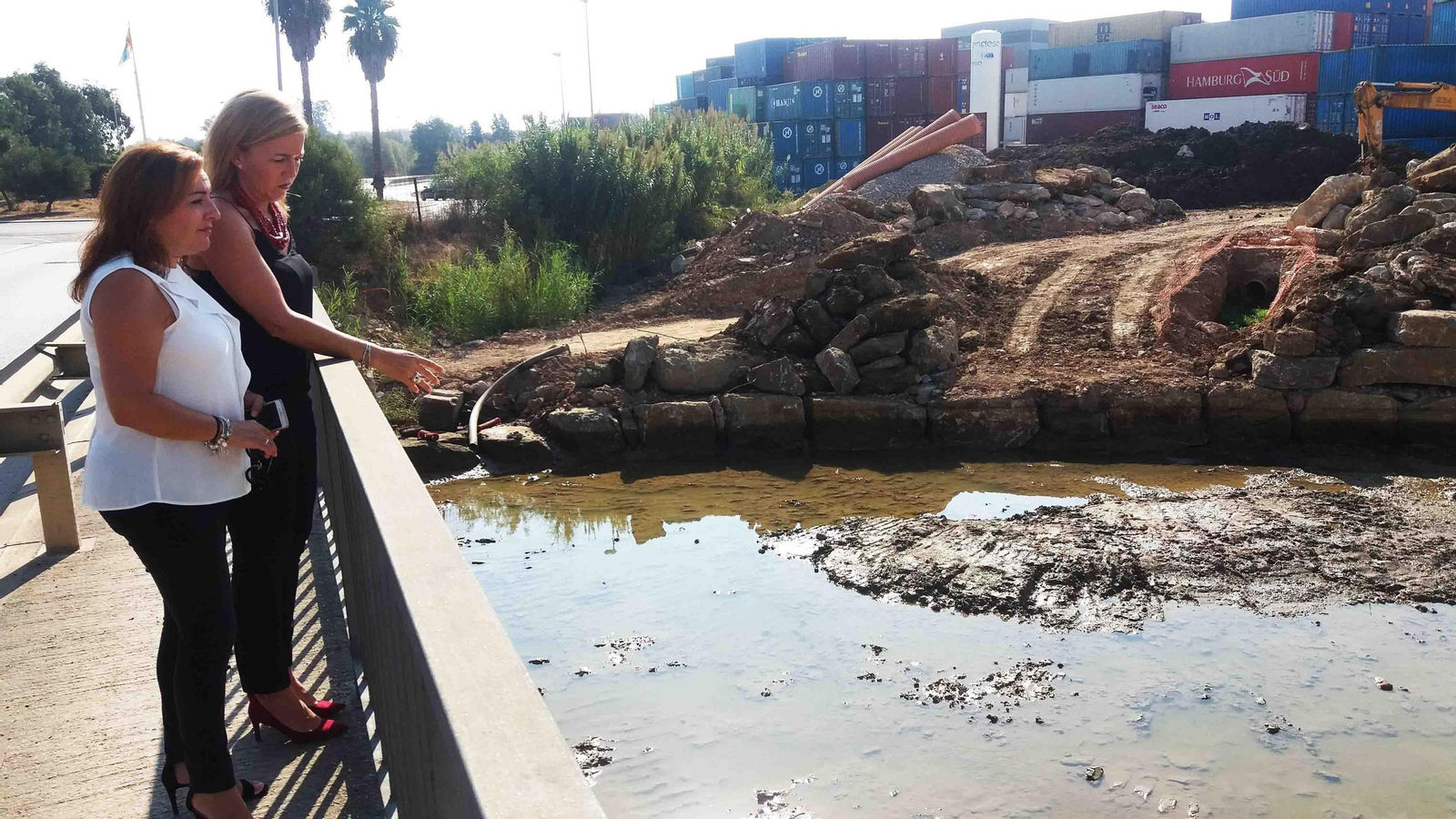 Pajares y Zarzuela observan desde el puente el arroyo Cachón.