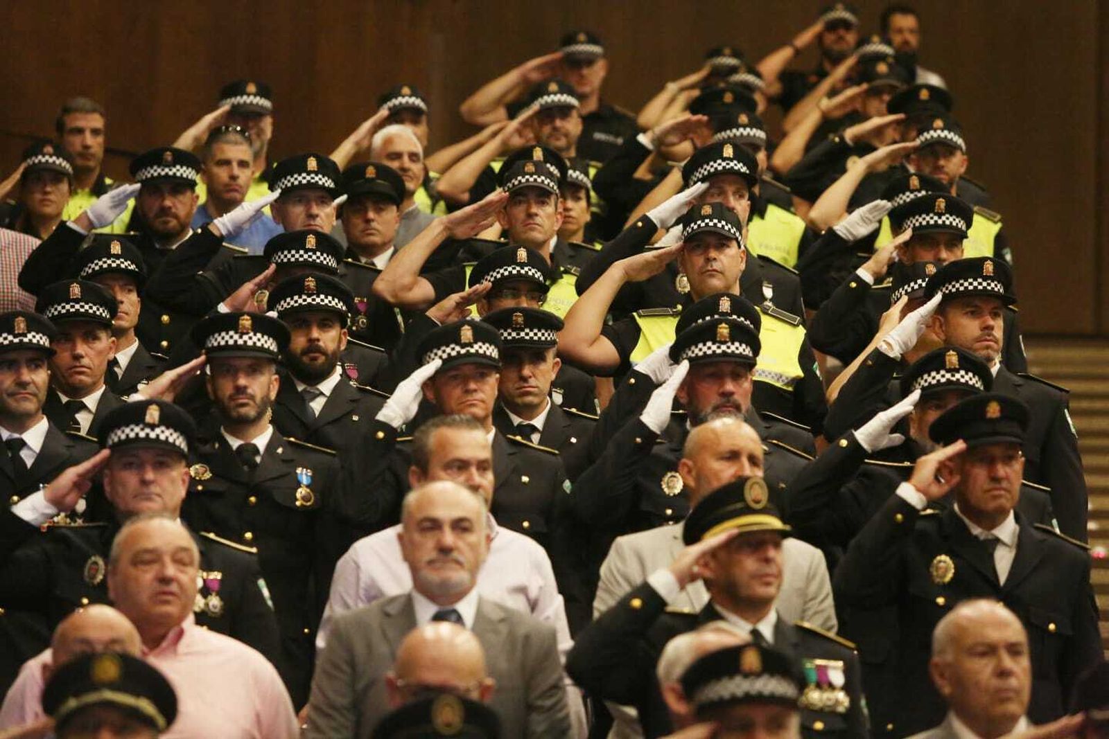 Las imágenes del acto de distinción de agentes de la Policía Local de Málaga en el día de su patrón