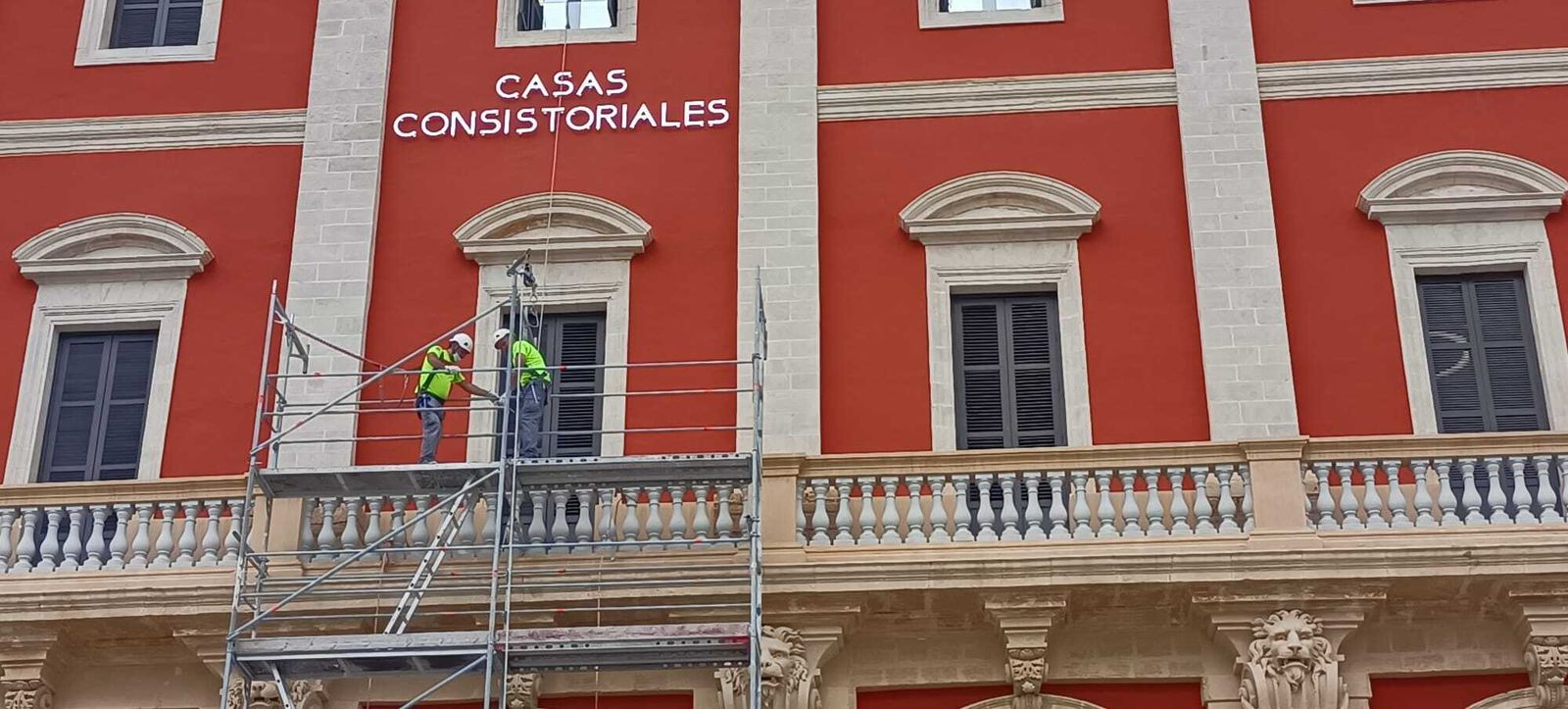 Trabajos para la retirada del rótulo de la fachada del Ayuntamiento de San Fernando.