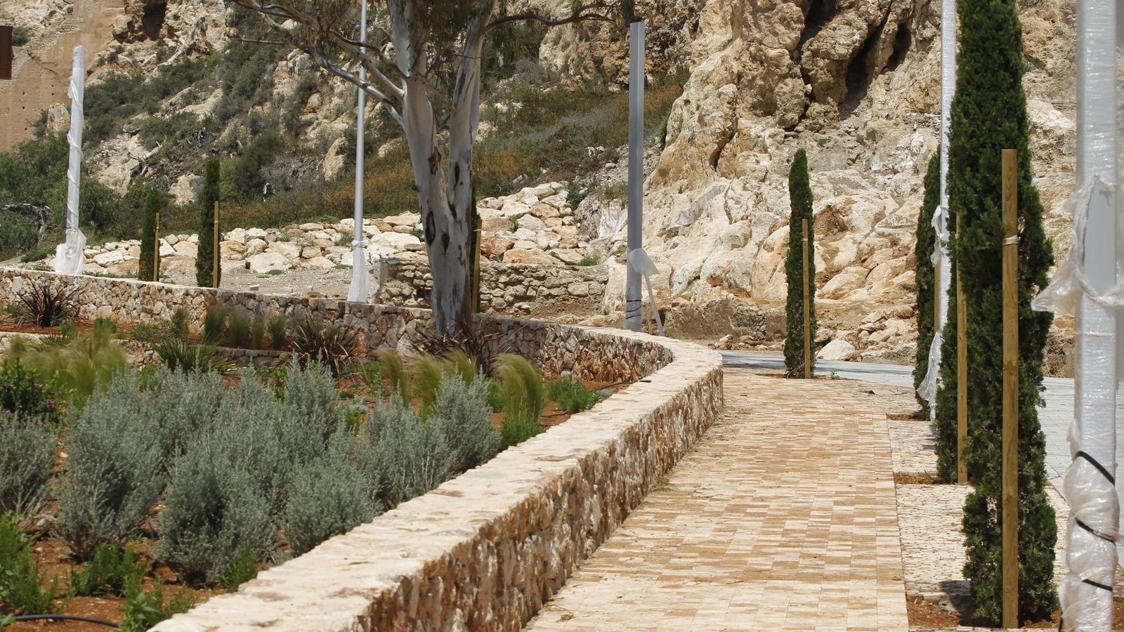 Así es cómo está quedando el nuevo camino a la Alcazaba por La Hoya