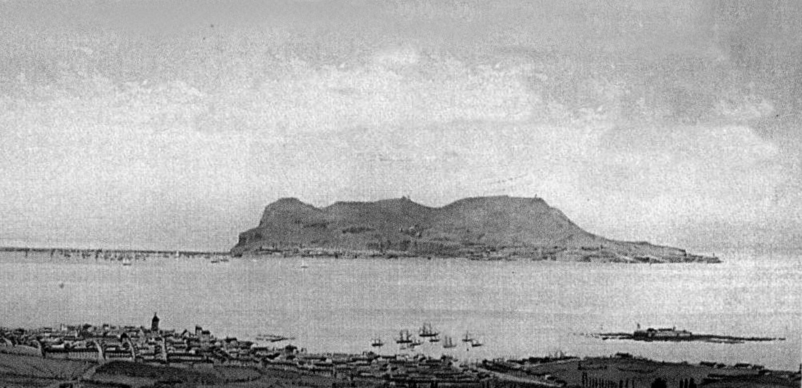 A la derecha de la imagen la Isla Verde, utilizada como cárcel para los absolutistas.