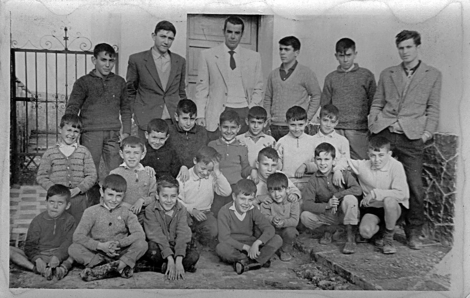 El poeta Julio Mariscal, junto con alumnos de la escuela de Paterna