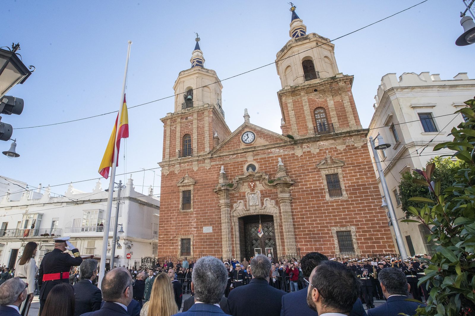 Las imágenes del homenaje a la bandera en San Fernando