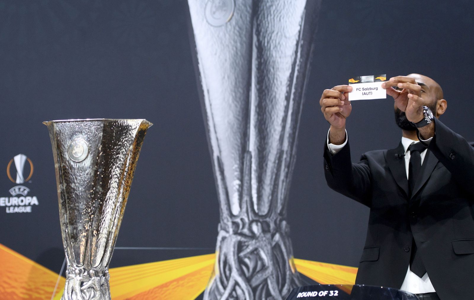 El mítico Kanouté, en un sorteo de esta temporada de la Europa League.