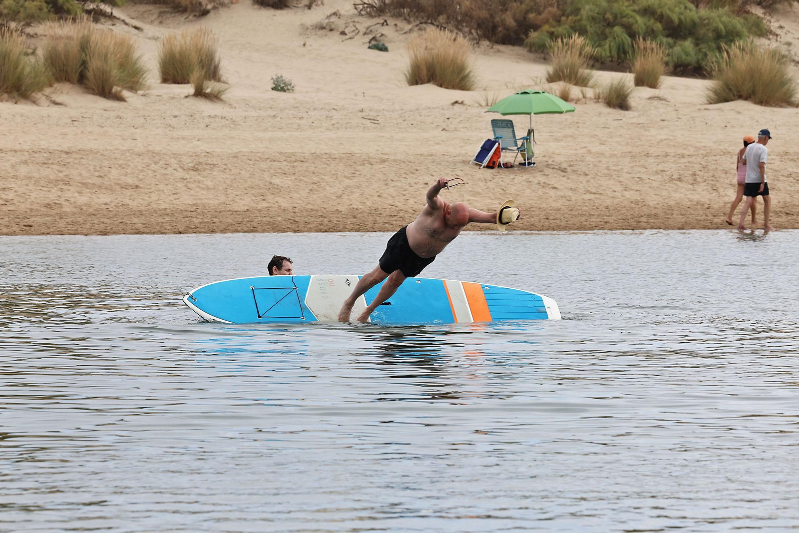 Imágenes del ambiente en las playas de Huelva en la mañana de domingo