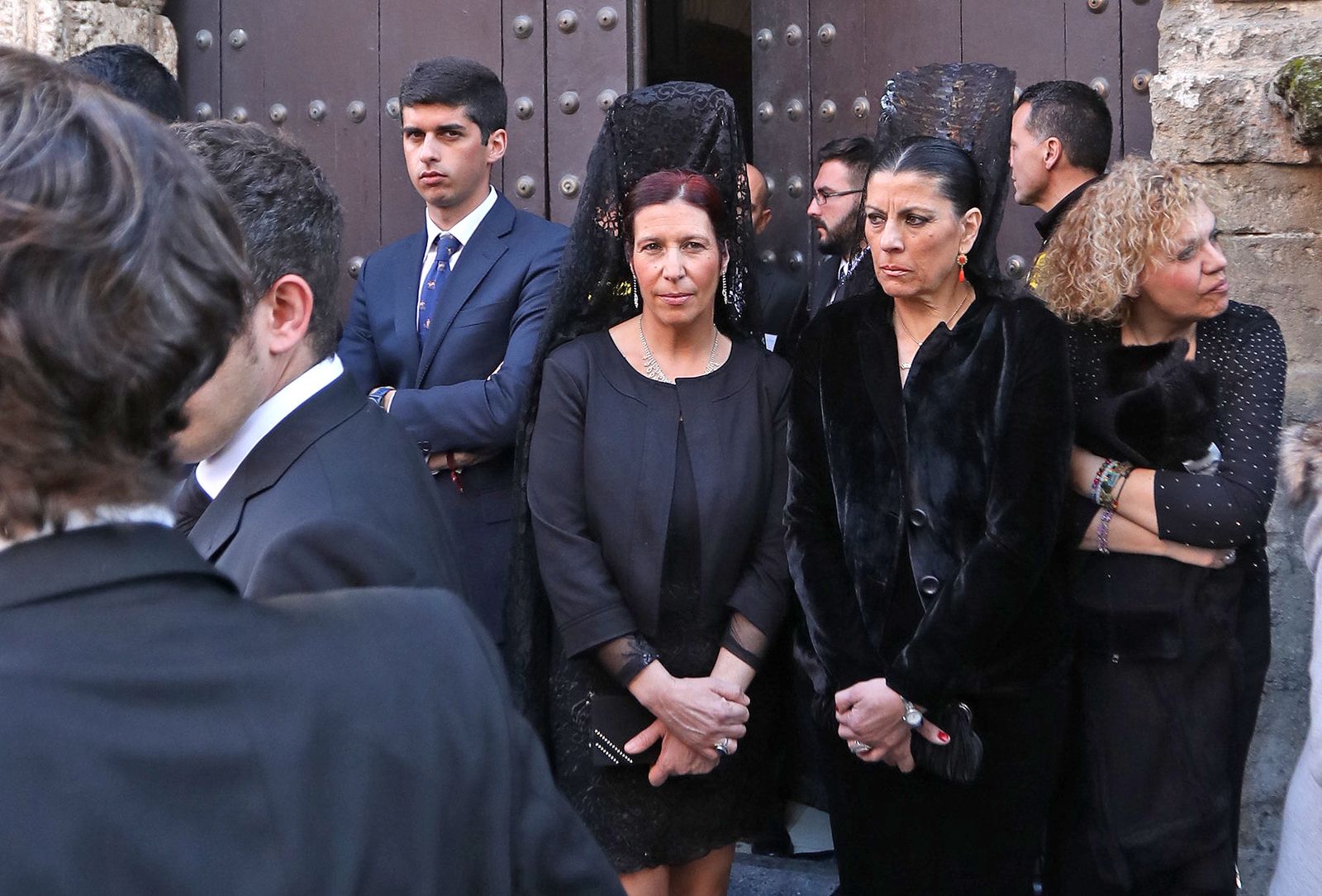 Mantillas en el Jueves Santo y ante la puerta de San Juan de los Caballeros ayer a última hora de la tarde.