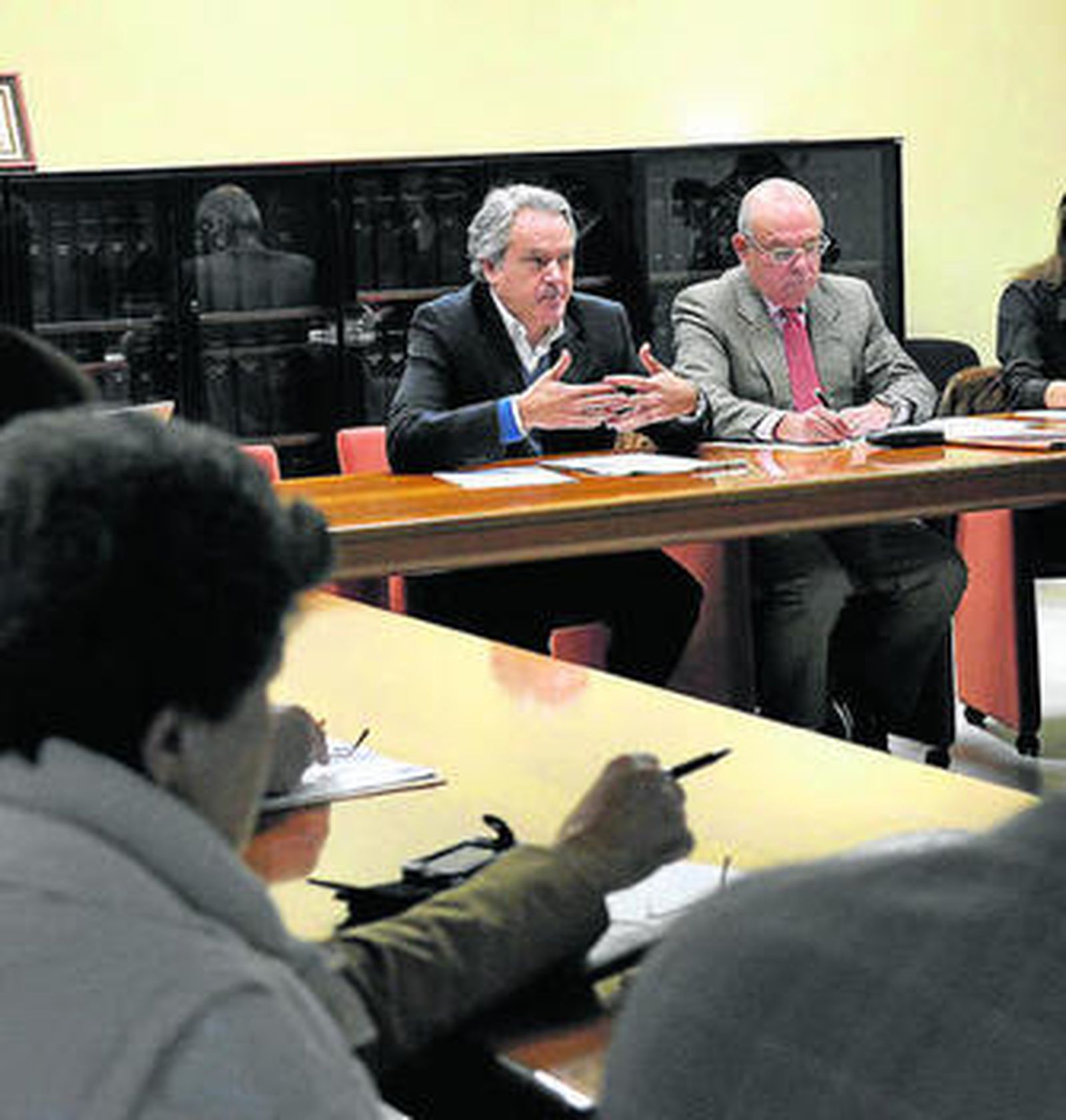 Muñoz preside, ayer, la mesa de la movilidad en el Ayuntamiento.