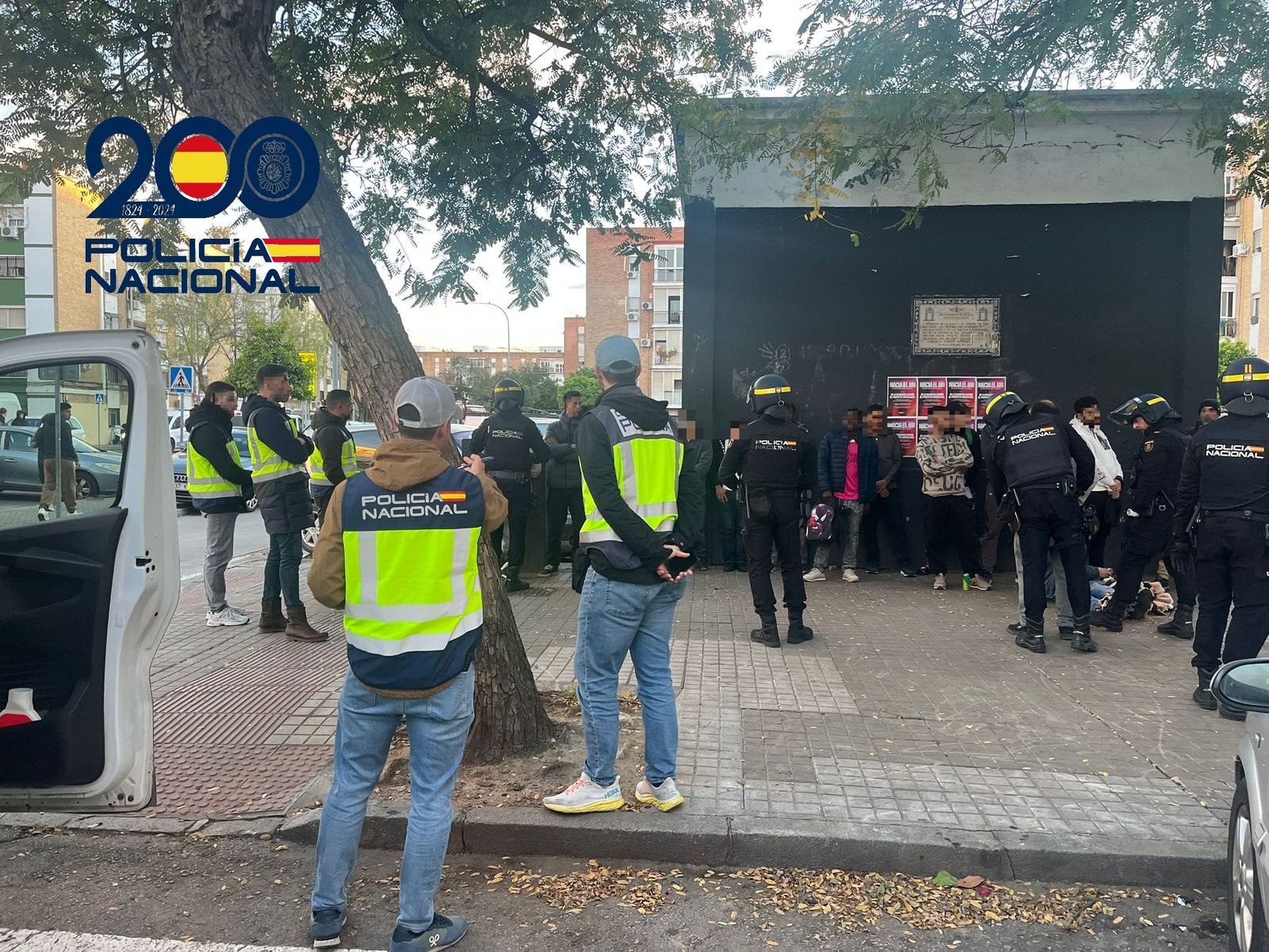 Un momento del despliegue policial para identificar a los presuntos delincuentes.
