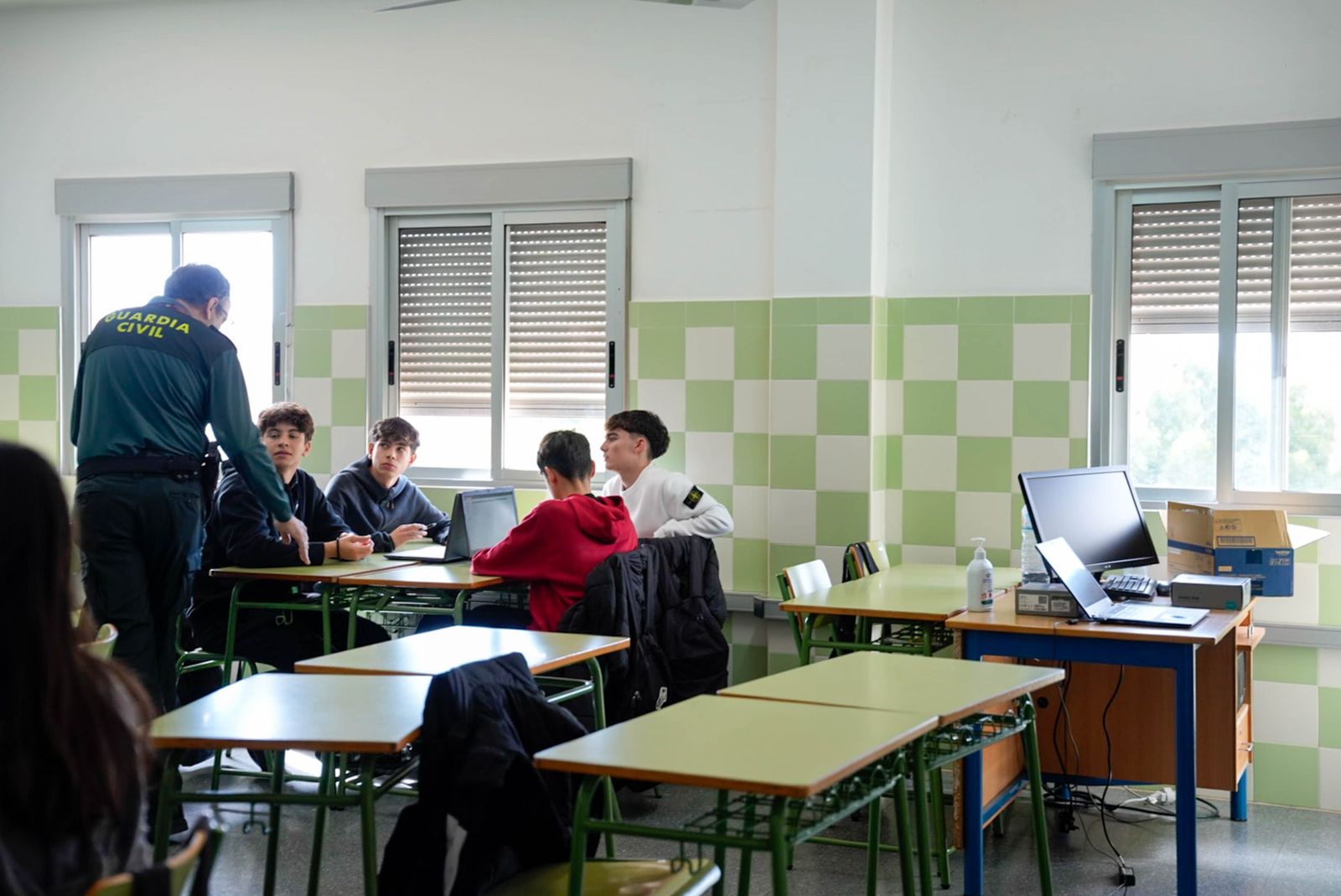 Las imágenes de la Ciberliga de la Guardia Civil en el IES Albaida