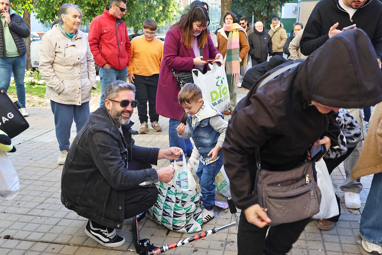 Día de regalos y Reyes Magos por los barrios de la ciudad