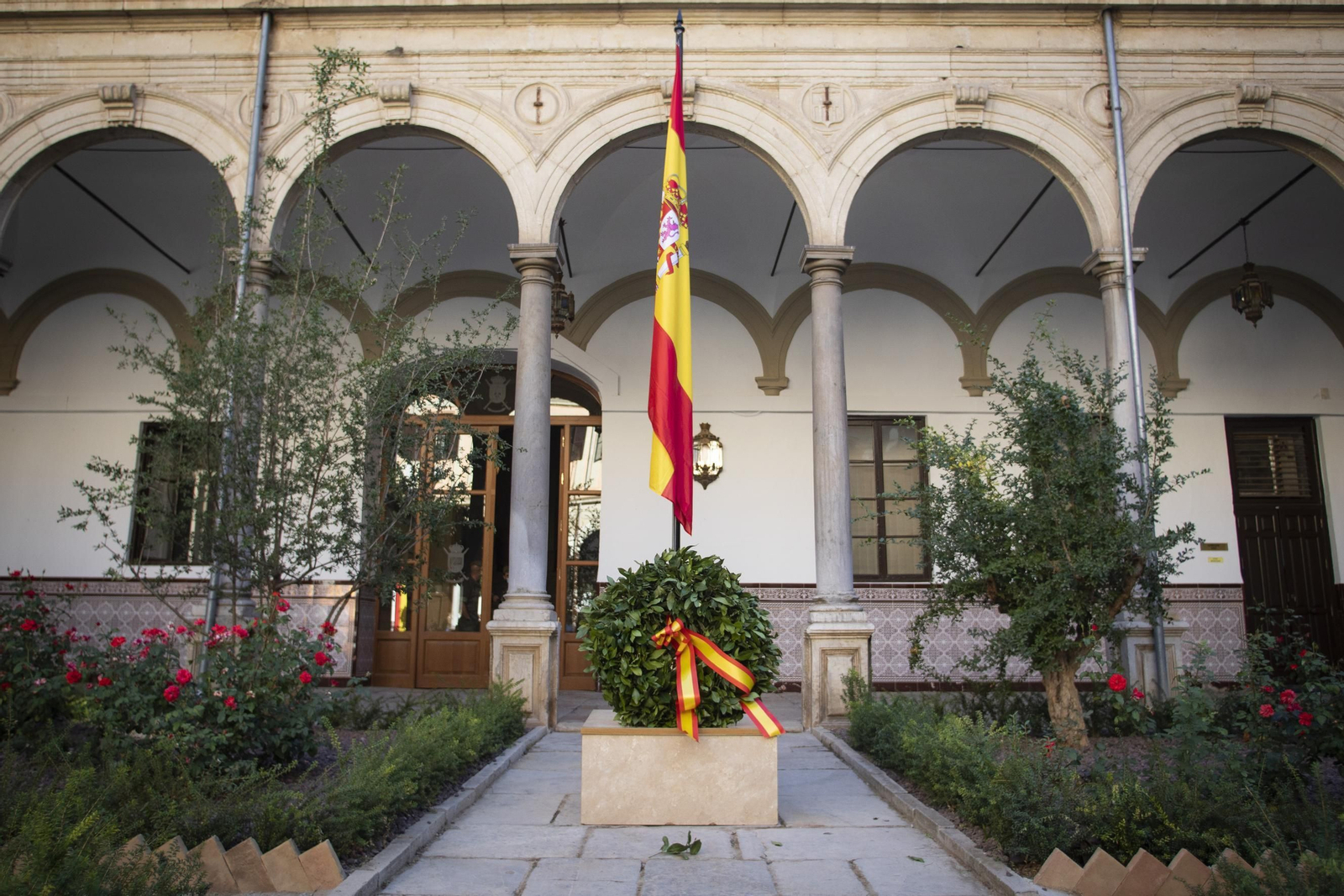 Fotos: la fiesta nacional se celebra en el Madoc de Granada con el izado de la bandera