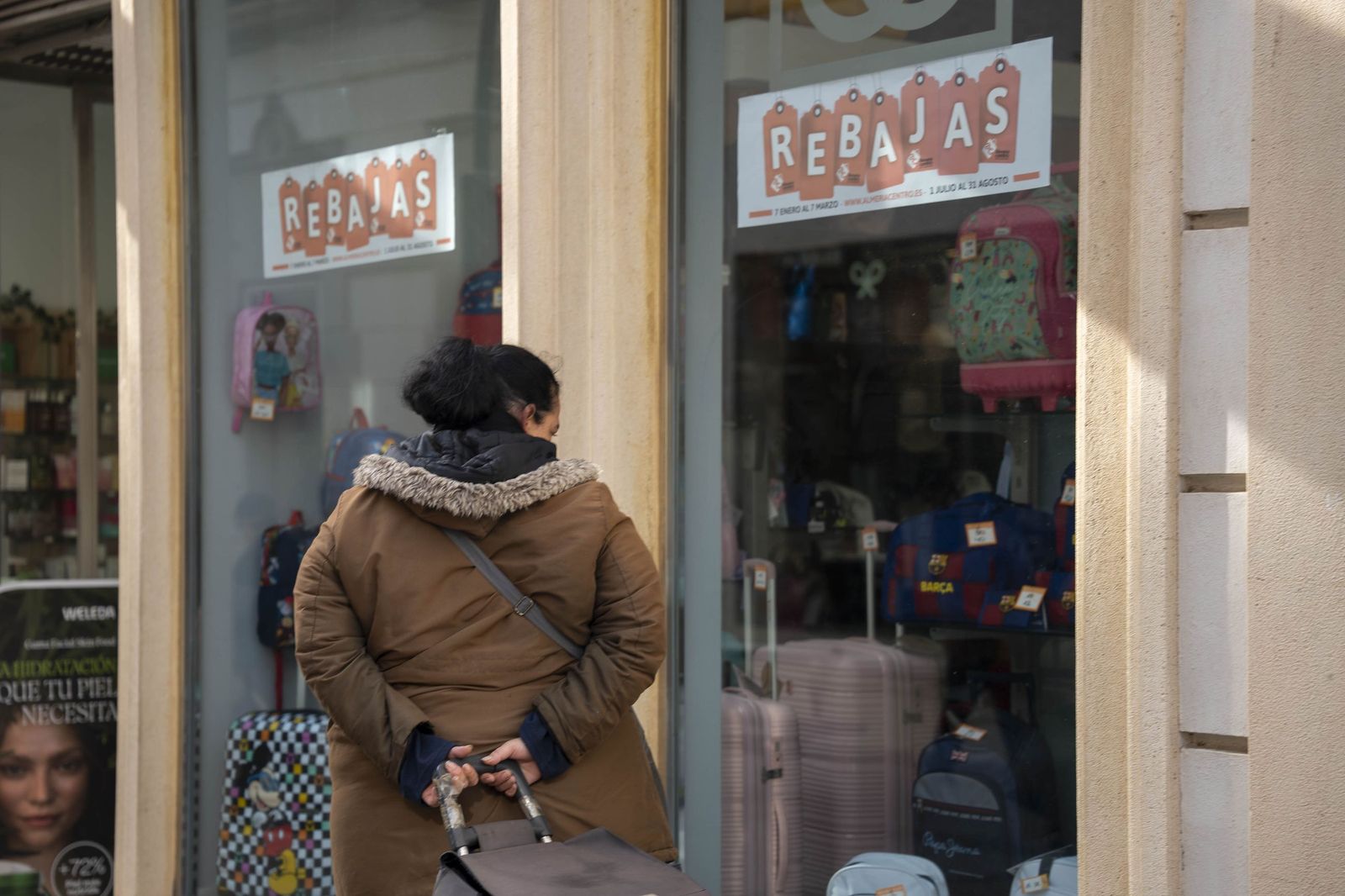 El comienzo de la campaña de rebajas en Almería, en imágenes