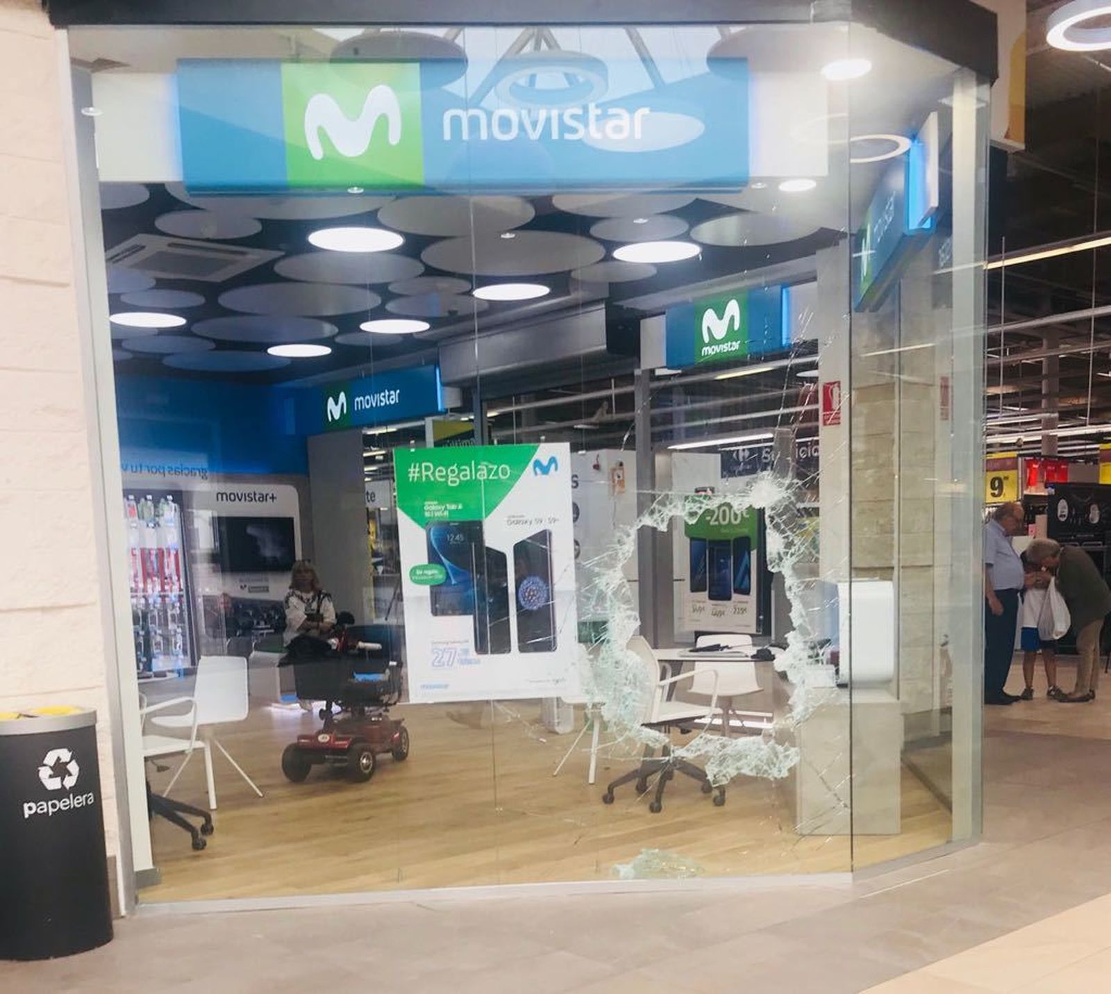 La tienda de Movistar del Carrefour Macarena.