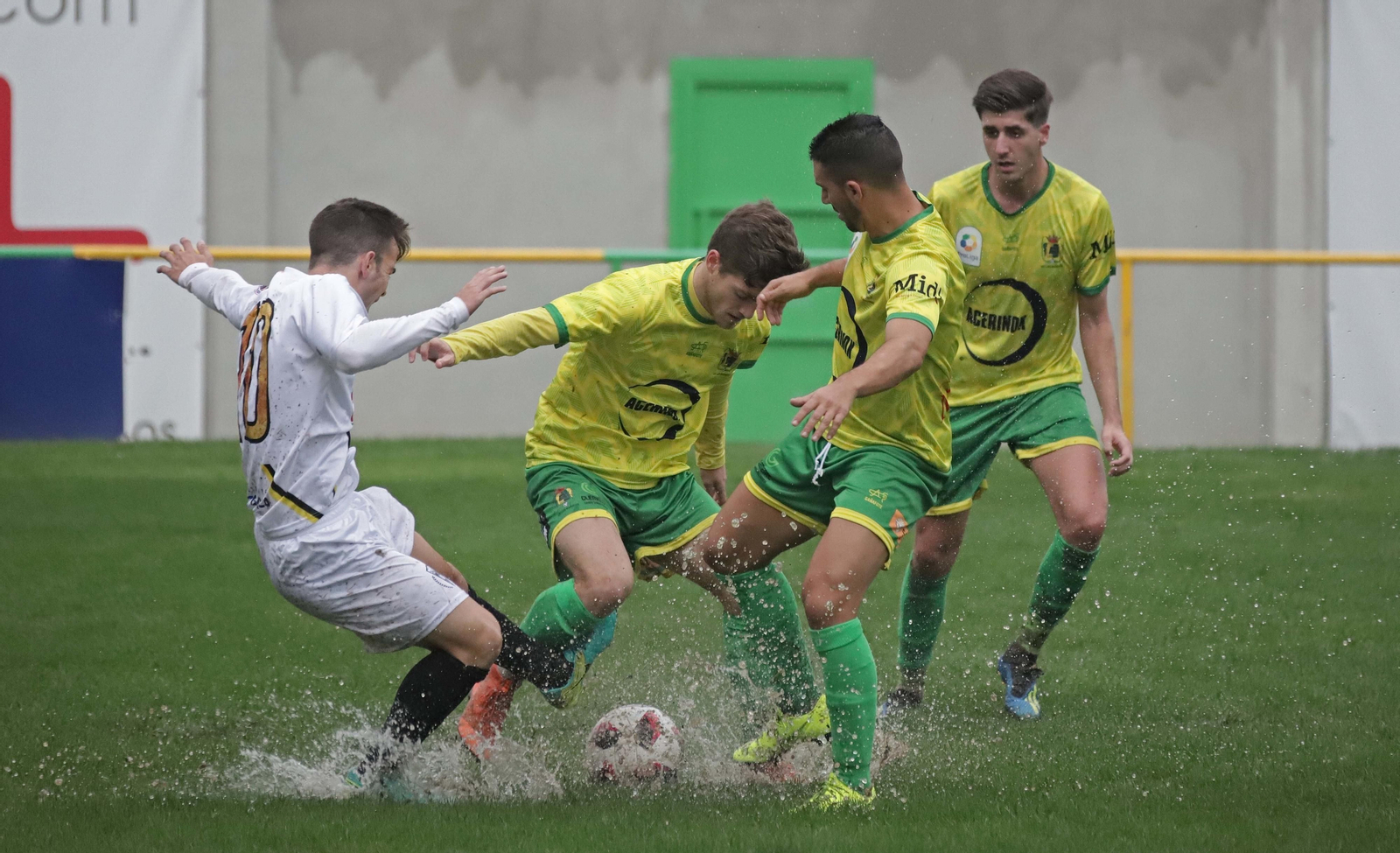 Almenara y Biri tratan de llevarse el balón ante el aurinegro Camacho y bajo la mirada de Goma