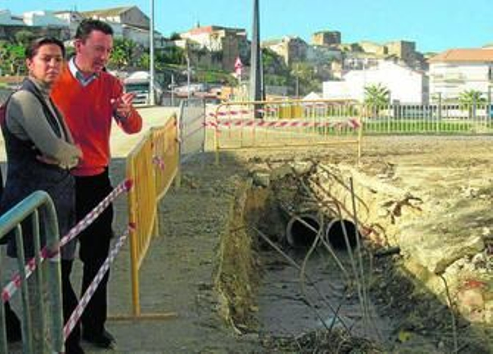 Isabel Ambrosio y García Recio en una de las zonas afectadas en el casco urbano de Castro del Río.