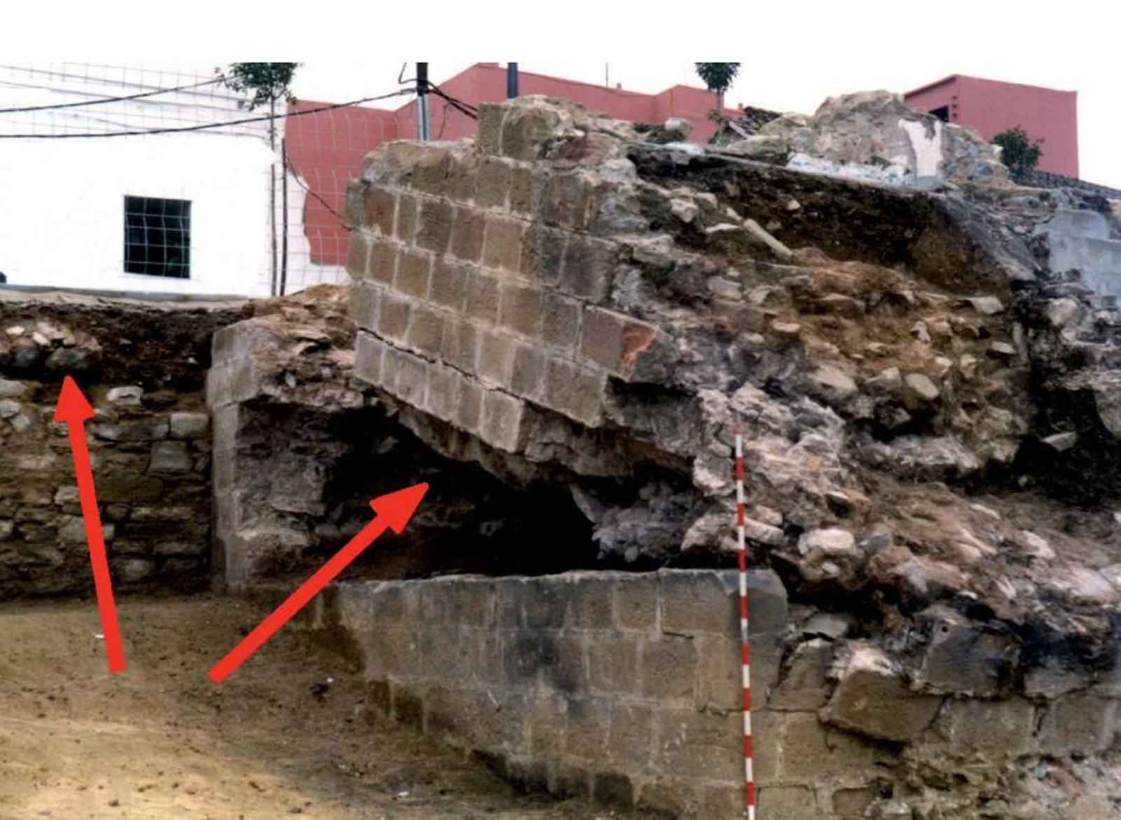 Torre de flanqueo del tramo de muralla exhumado en la prolongación de la Avenida Blas Infante con las evidencias de la demolición realizada por los zapadores nazaríes.