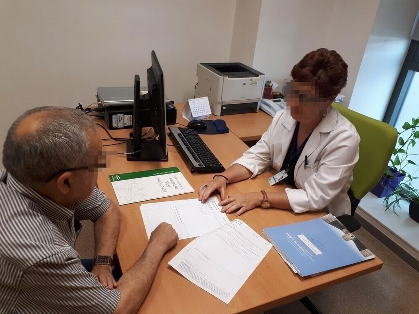 Un hombre durante la tramitación de su testamento vital, en una imagen de archivo.