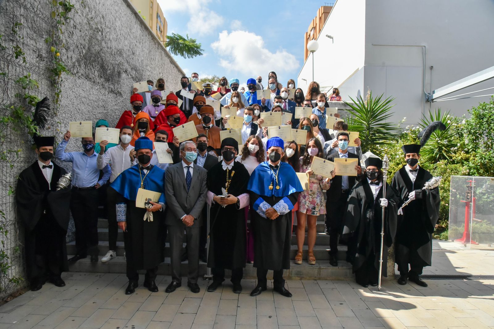 El rector y el consejero posan en Algeciras con los premios extraordinarios de Doctorado, Máster y Grado.