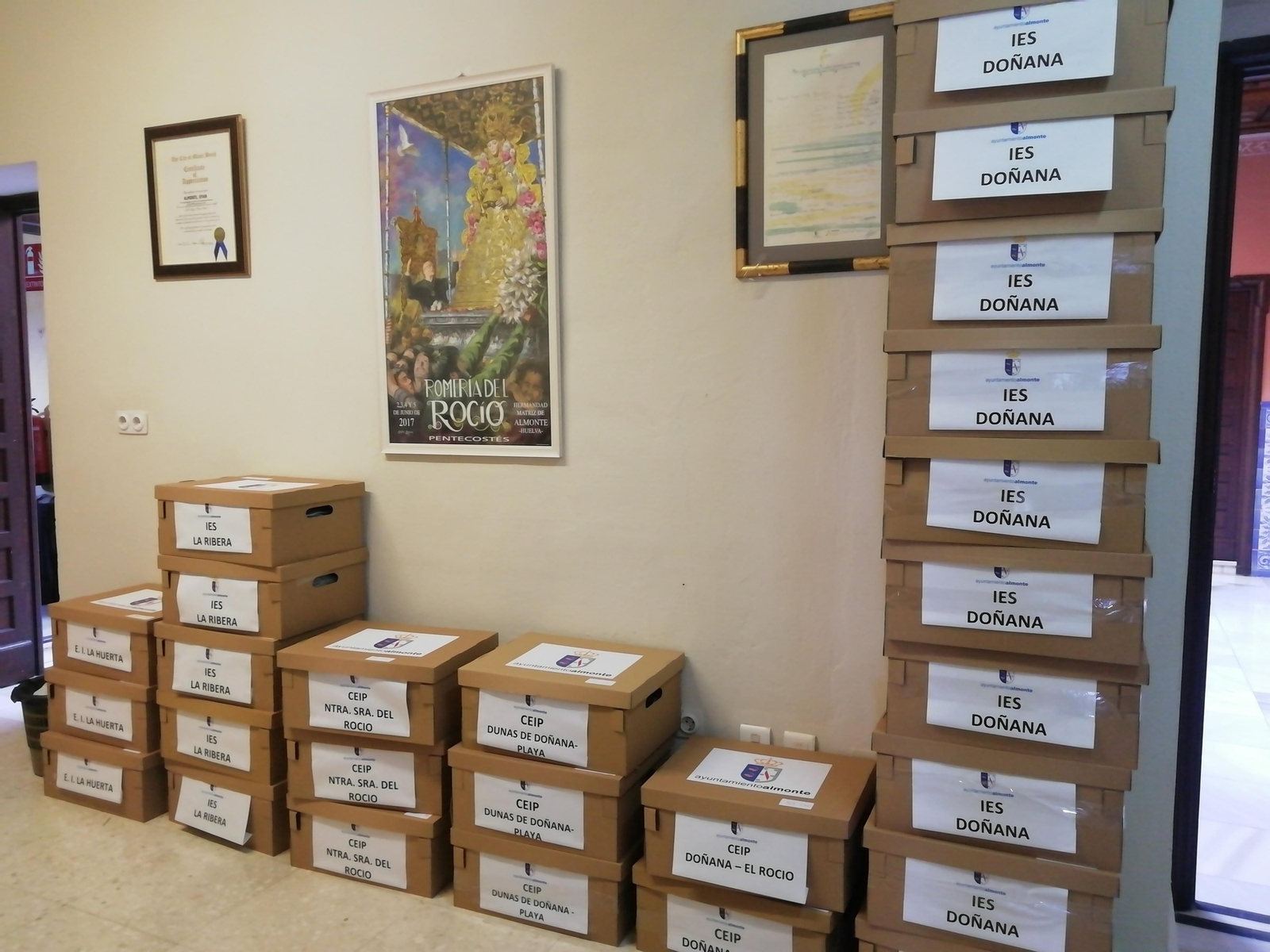 Cajas con mascarillas para repartir en los centros de enseñanza.