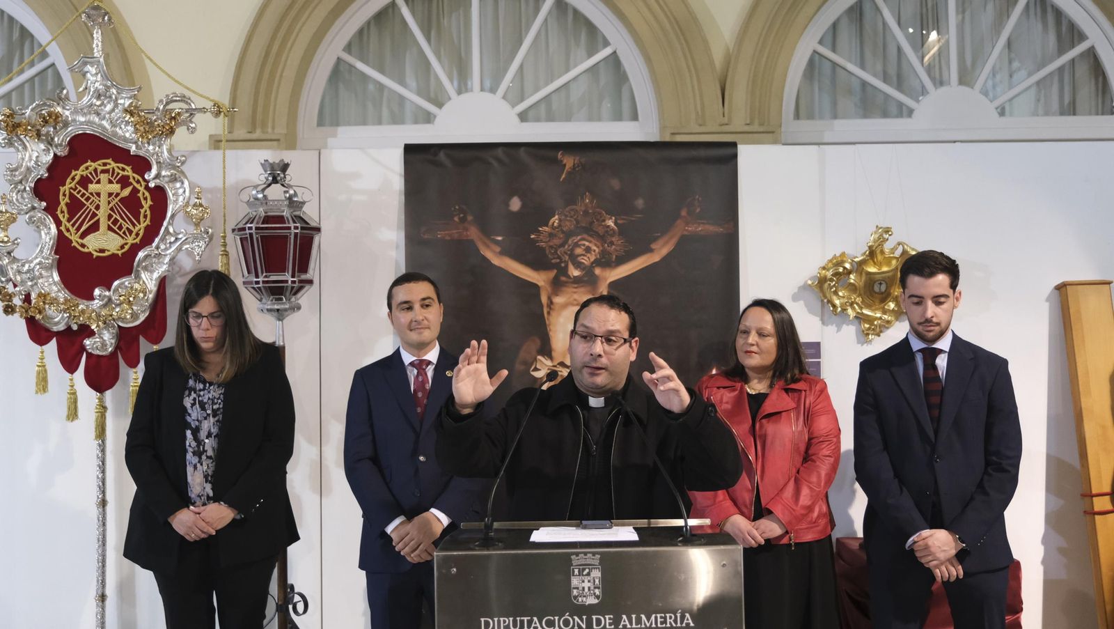 Fotos de la exposición de la Cofradía del Perdón y los Afligidos de Vélez Rubio en la Diputación de Almería