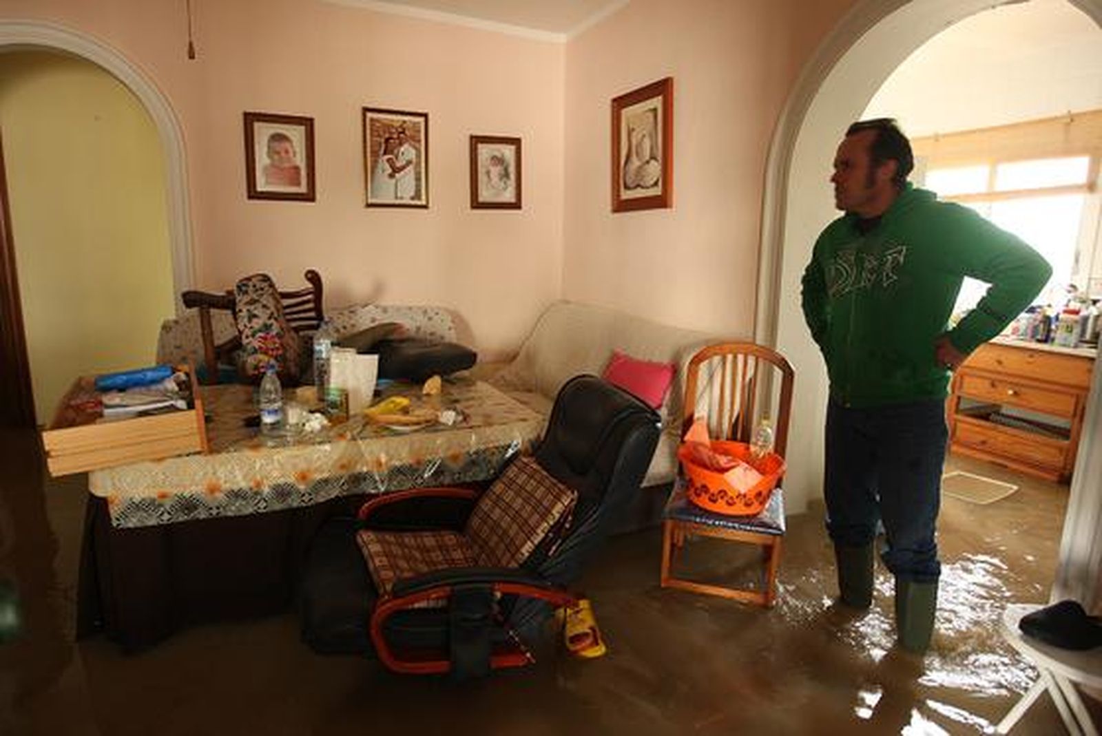 Un vecino muestra los destrozos causados por la crecida en su casa.

Foto: Juan Carlos Toro