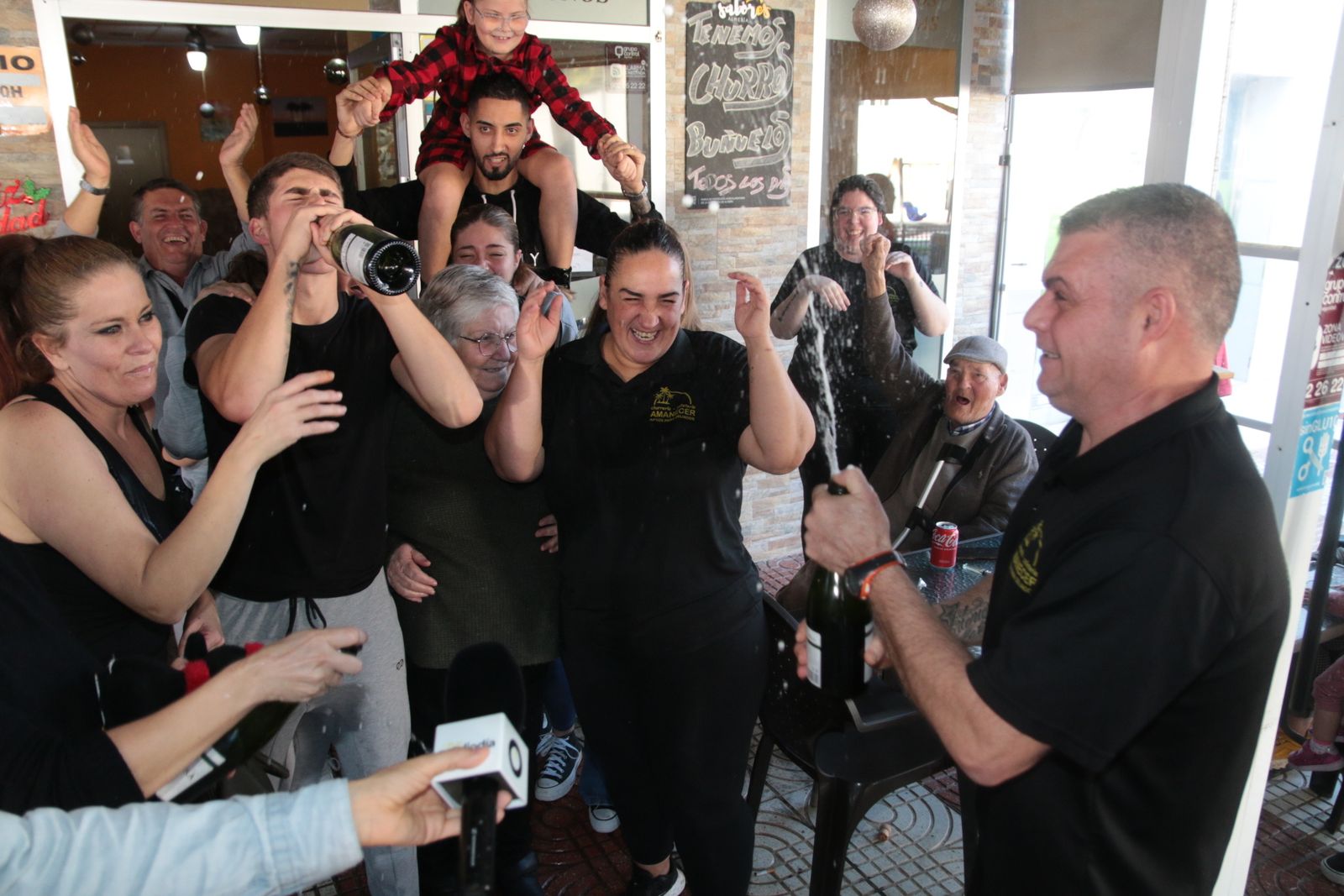 Imágenes de los premiados por la Lotería de Navidad en Almería y provincia