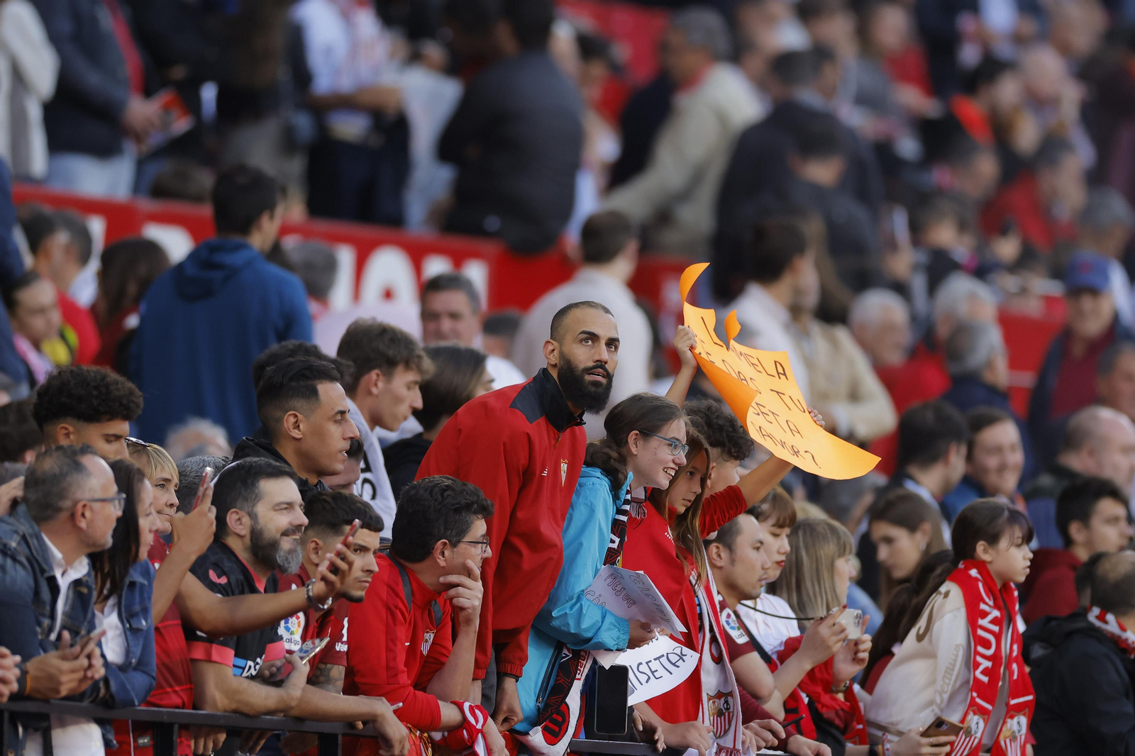 Búscate en las fotos del Sevilla-Betis