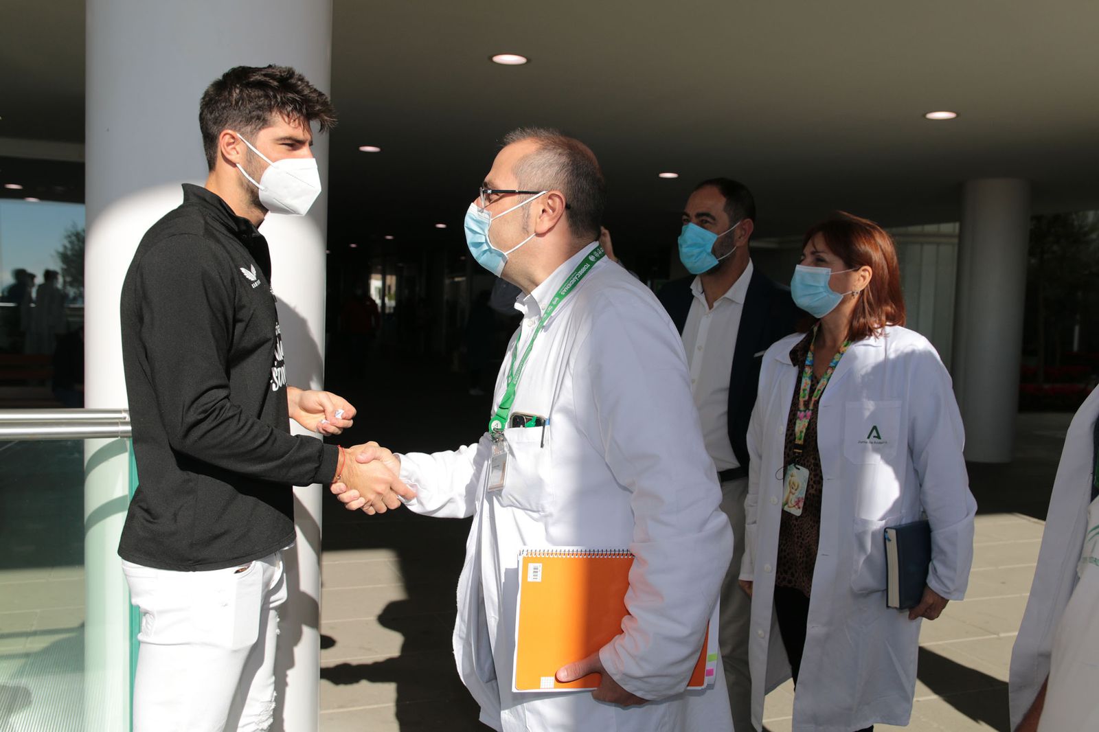 Los Reyes Magos de la UD Almería entregan sus regalos a los niños hospitalizados de Torrecárdenas