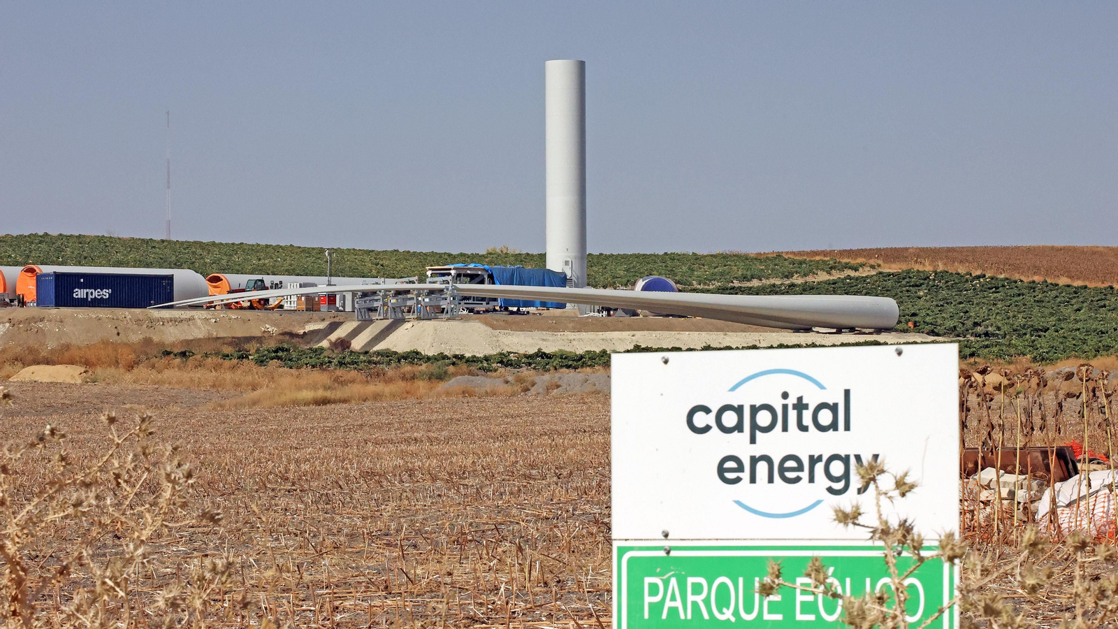 Trabajos de instalación de uno de los aserogeneradores de 200 metros del parque eólico El Barroso en el viñedo de Jerez Trabajos de instalación de uno de los aserogeneradores de 200 metros del parque eólico El Barroso en el viñedo de Jerez