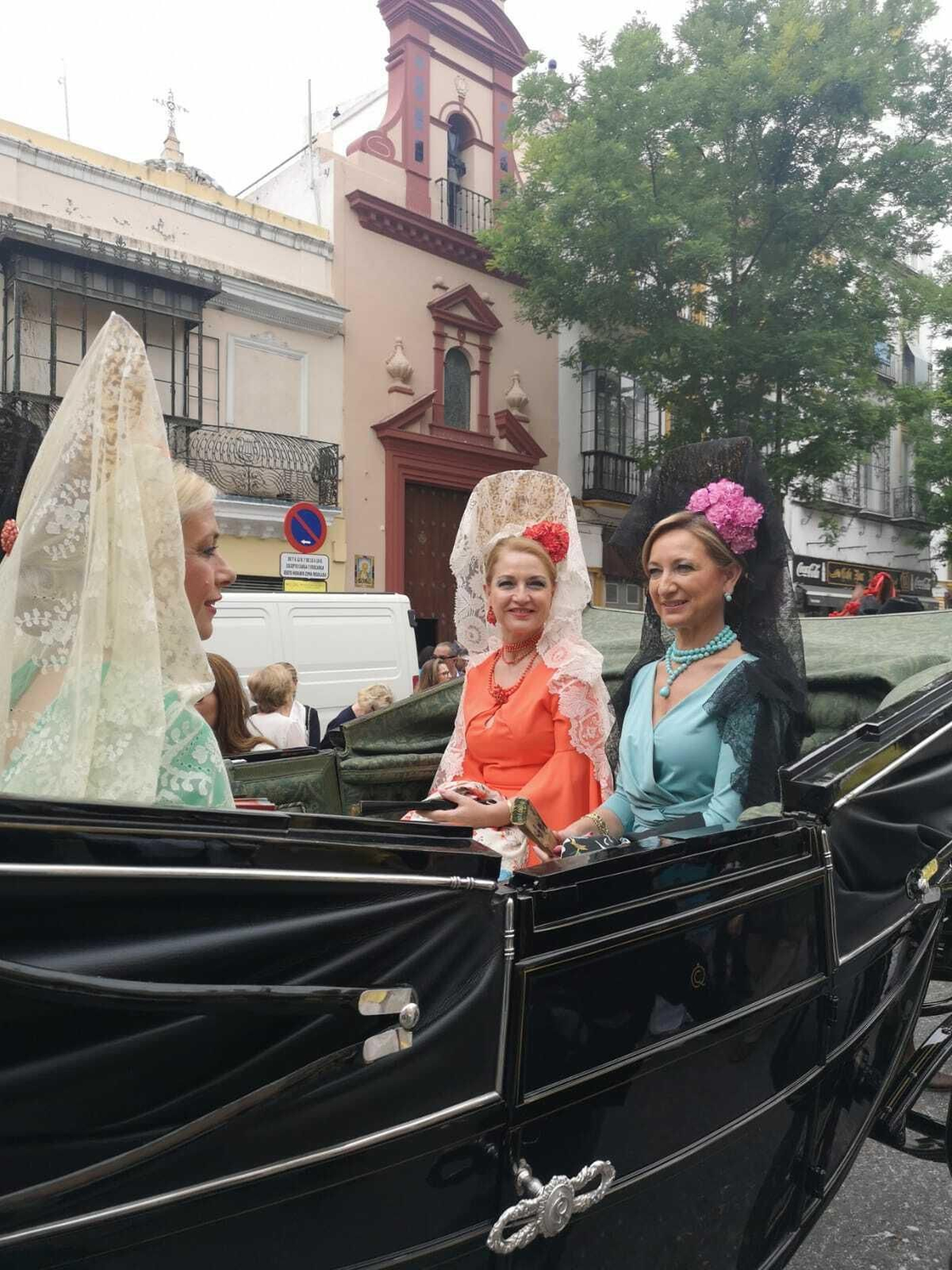 Macarena Zulueta, en el centro, ganadora del Premio a la Mejor Mantilla.
