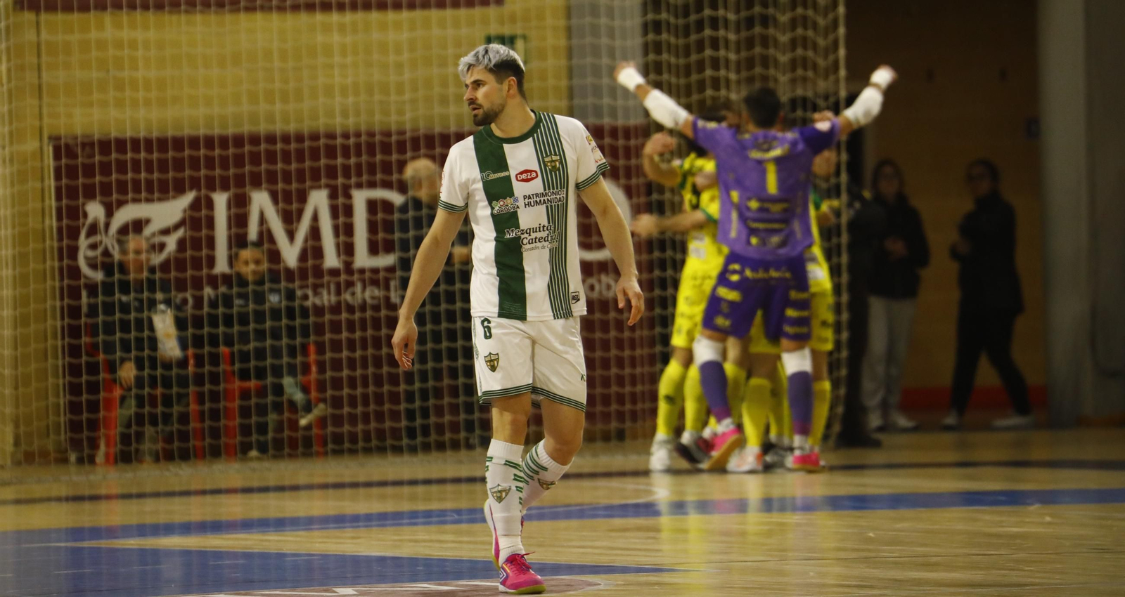 Mykytiuk, cabizbajo, ante la celebración de un gol del Jaén.