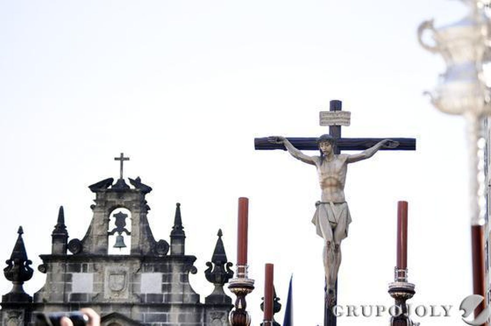 El Santísimo Cristo del Perdón avanza mientras deja atrás la inconfundible espadaña de la Ermita de Guía.

Foto: Manu Sánchez