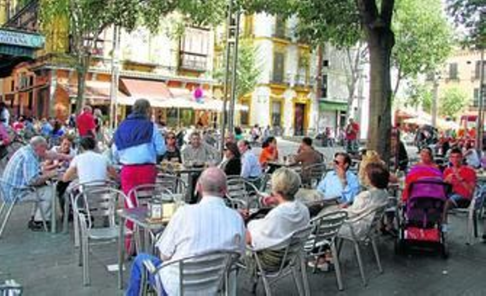 Máxima ocupación de veladores en la Plaza de la Alfalfa.