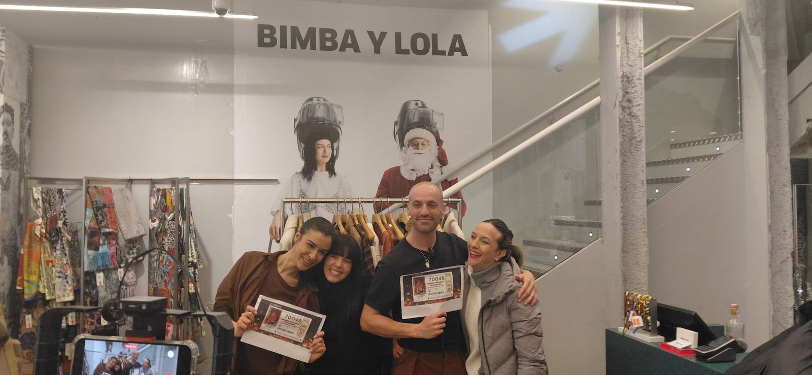 Los empleados de Bimba y Lola, de la tienda de O'Donnell, con el décimo premiado.