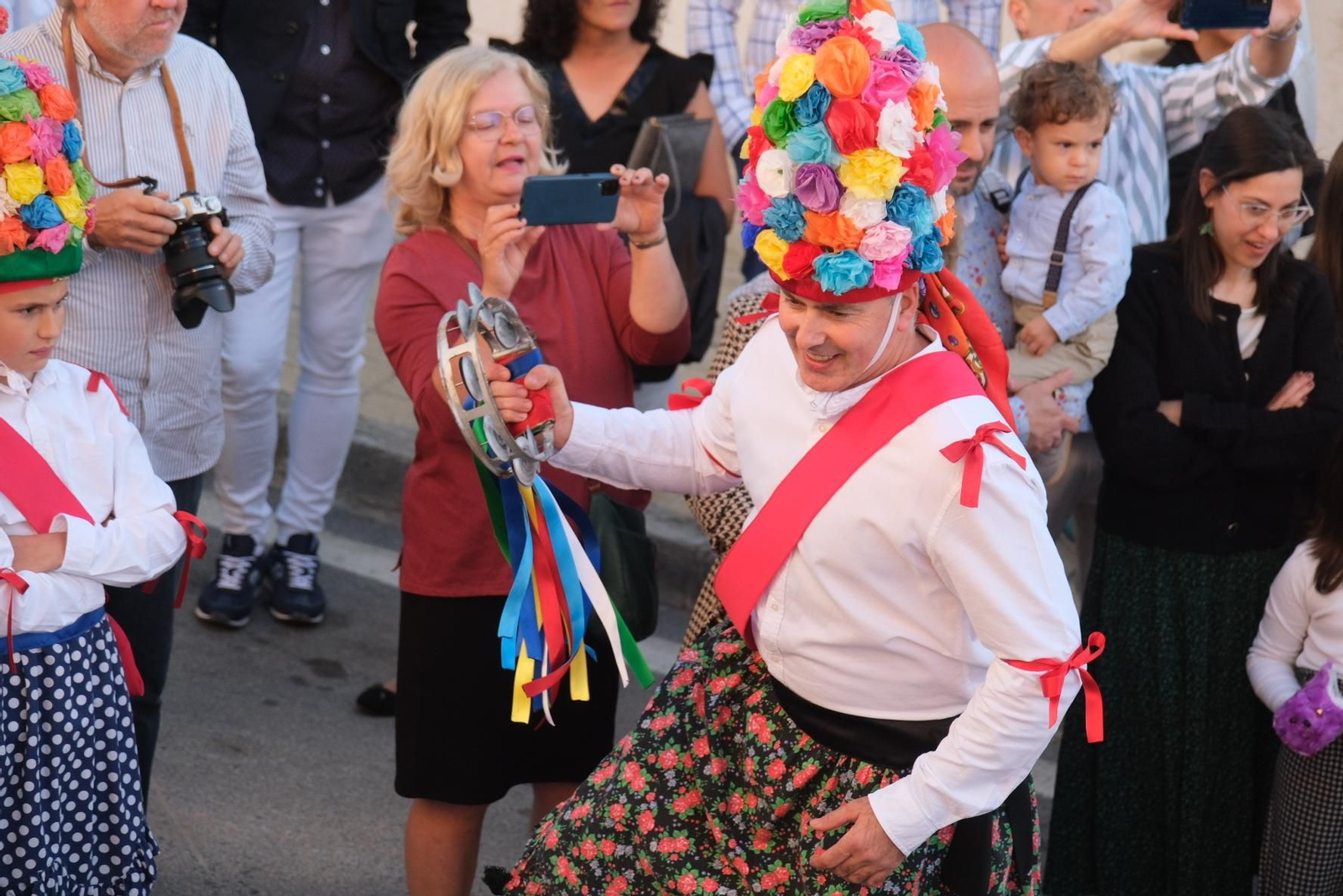 Las ancestrales danzas de San Isidro en Fuente-Tójar, en imágenes
