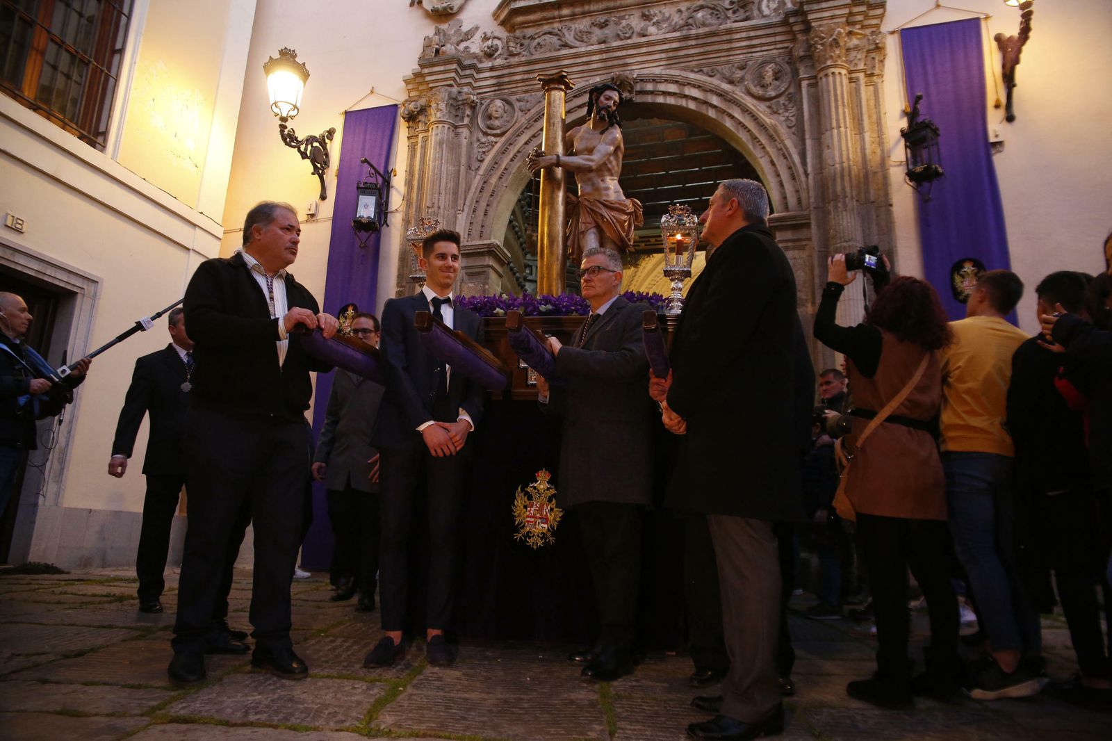 El vía crucis oficial de las cofradías de Granada, en imágenes