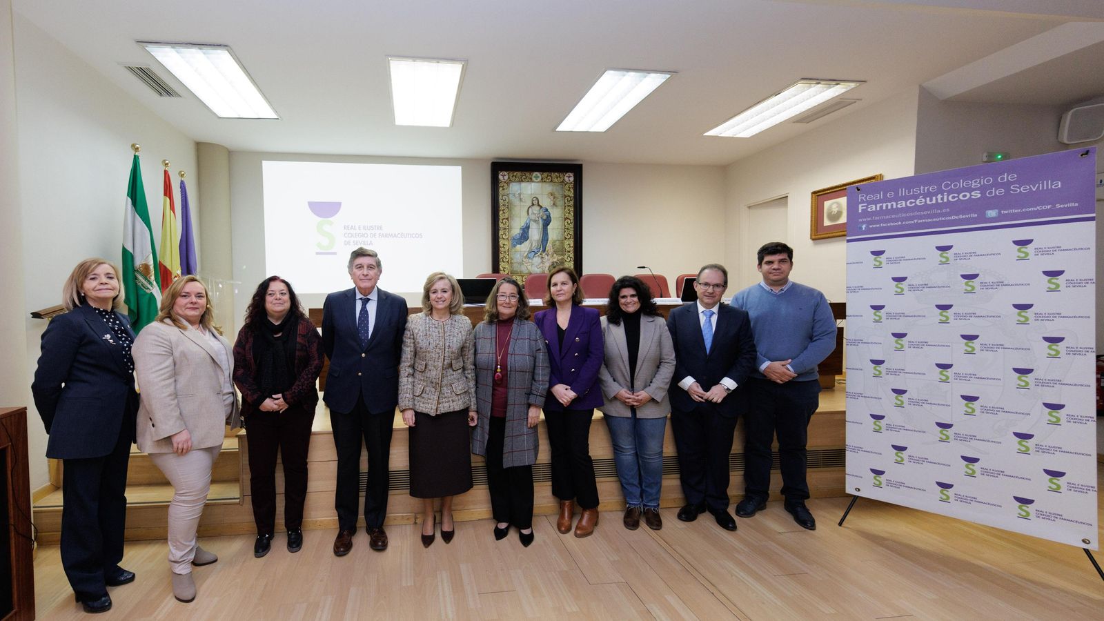 Autoridades presentes en la presentación de la estrategia de acción social en el Colegio de Farmacéuticos de Sevilla.