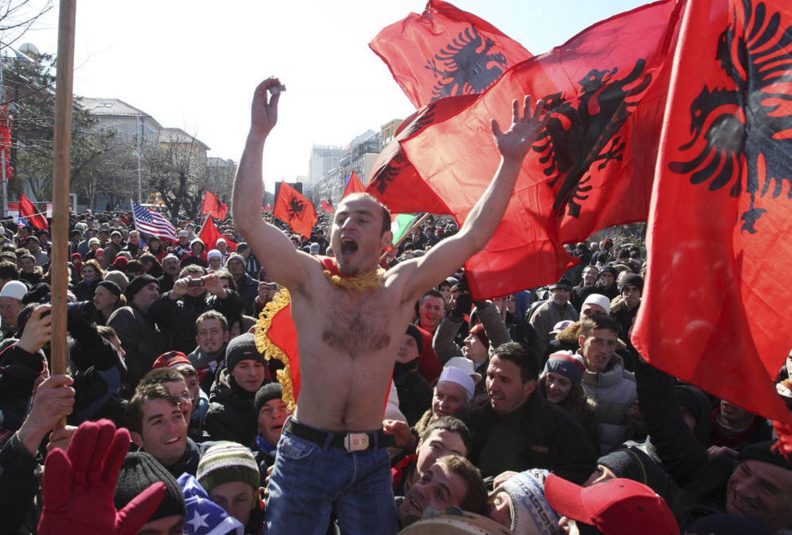 Los montenegrinos celebran la independencia de Serbia el 3 de junio de 2006.
