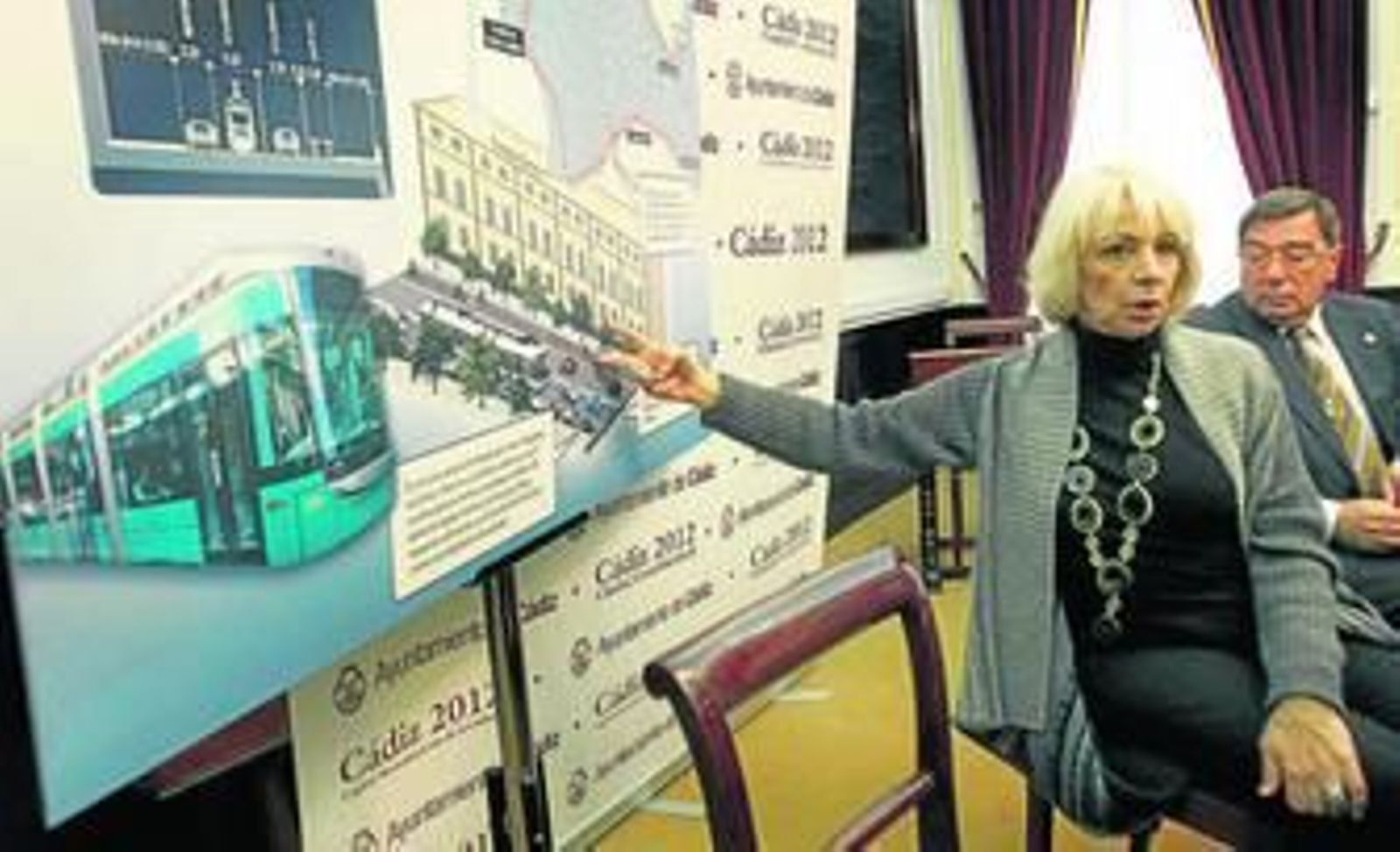 La alcaldesa de Cádiz, Teófila Martínez, durante la presentación del proyecto del tranvía.