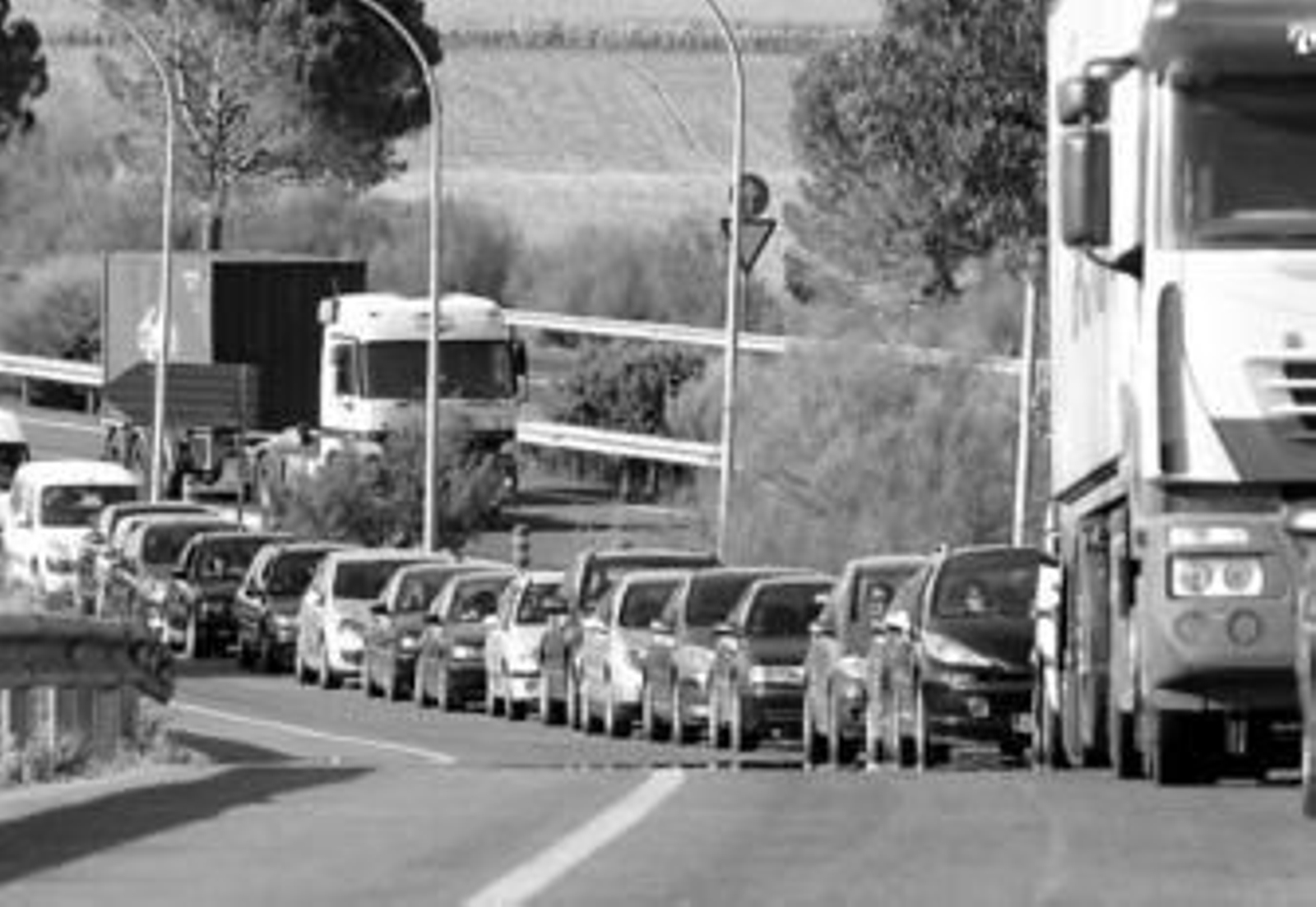 Vehículos aguardan ayer para incorporarse al cruce de La Cartuja.