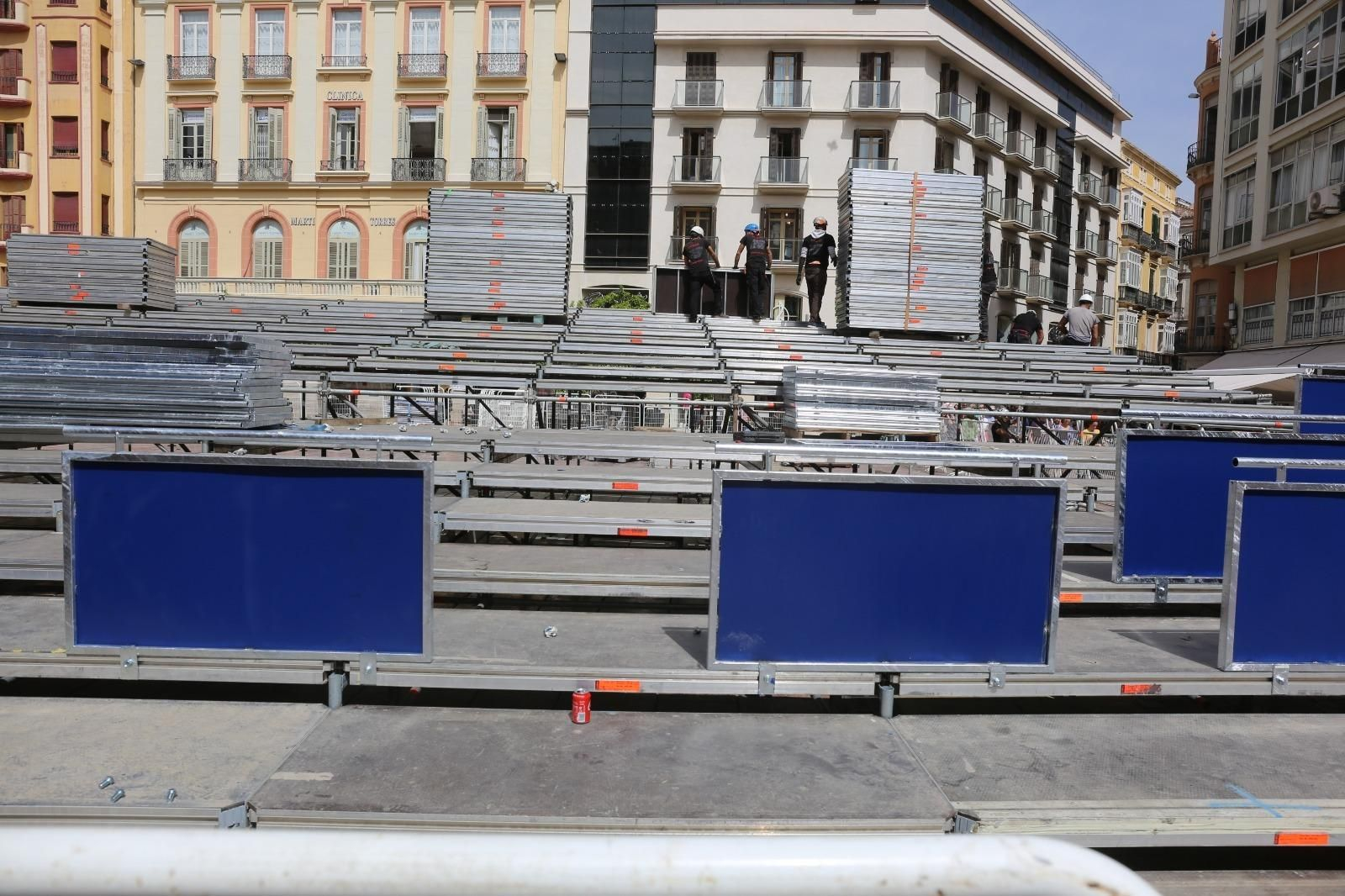 Comienzan a montar la tribuna de Semana Santa en la plaza de la Constitución