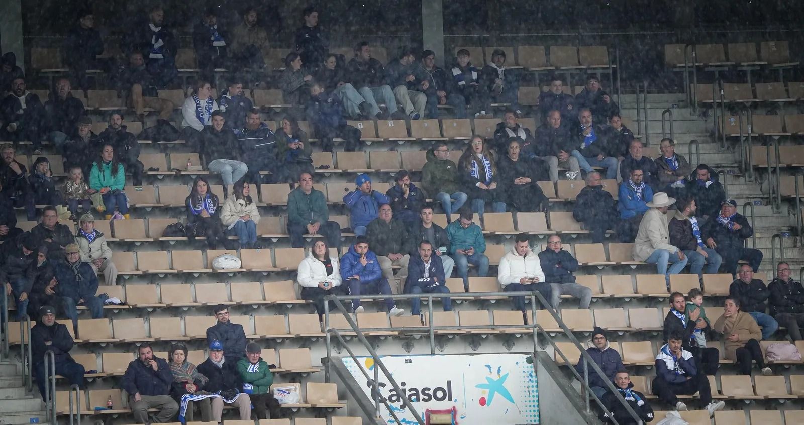 Aficionados del Xerez DFC, en Chapín el día del Lorca, partido también jugado bajo un aguacero.
