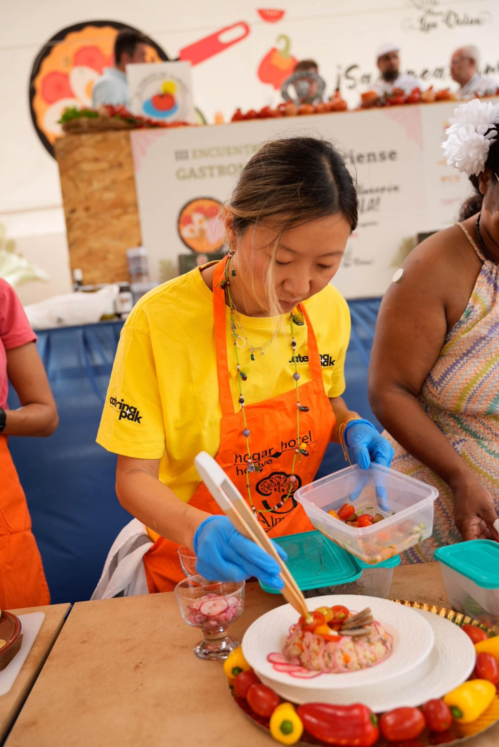La Cofradía del Tomate y la semifinal del concurso gastronómico de la Feria de Almería, en imágenes