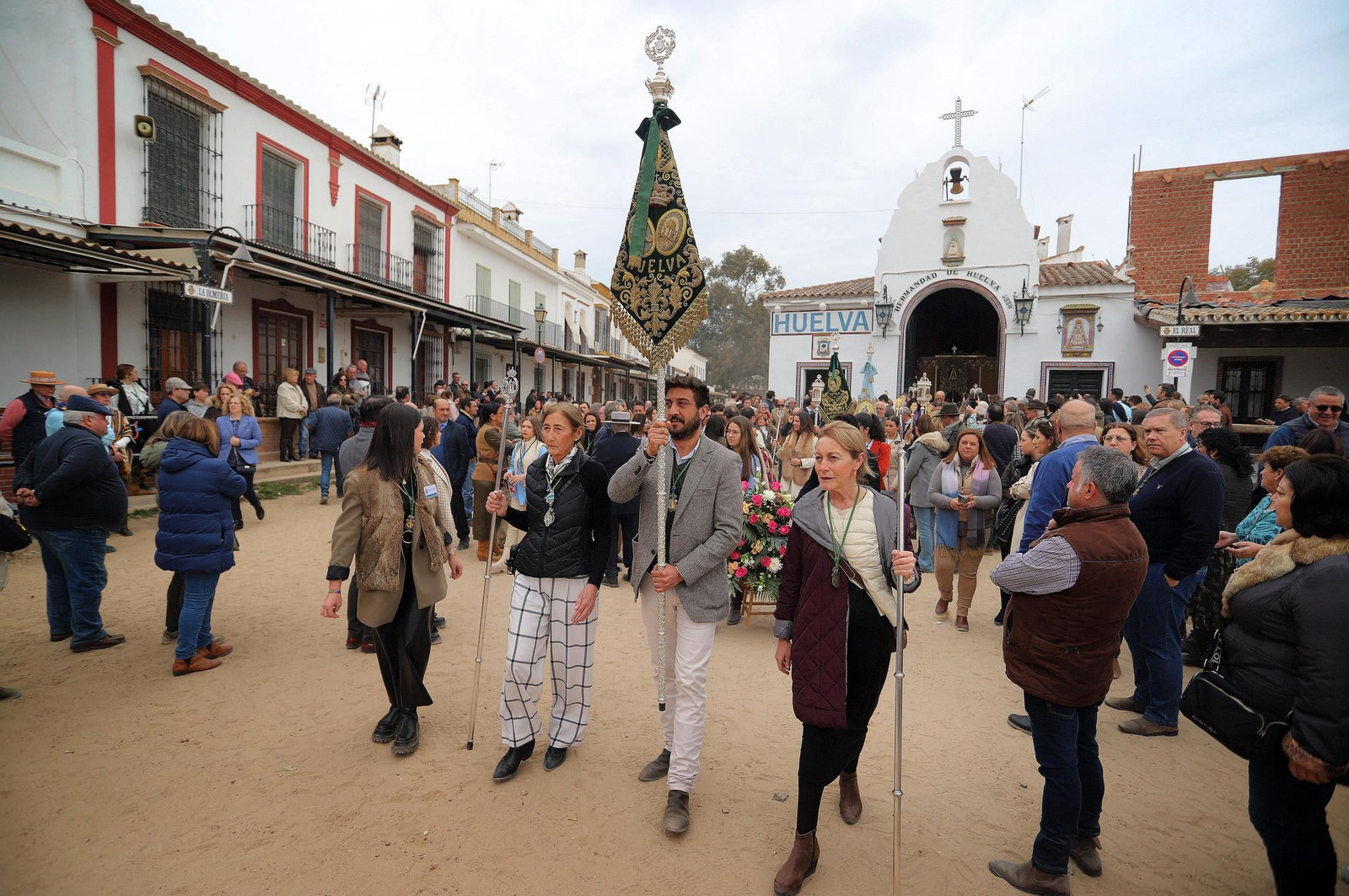 Imágenes del gran ambiente en la aldea de El Rocío en la mañana del domingo