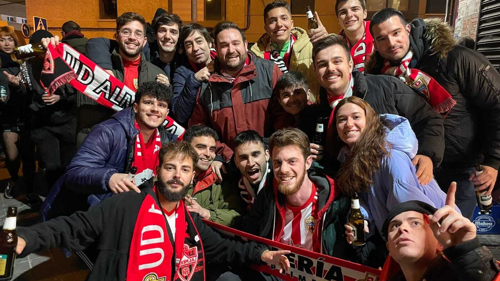 Aficionados rojiblancos, entre ellos miembros de Capital Indálica, en la previa antes de entrar al Estadio de Vallecas esta pasada temporada.