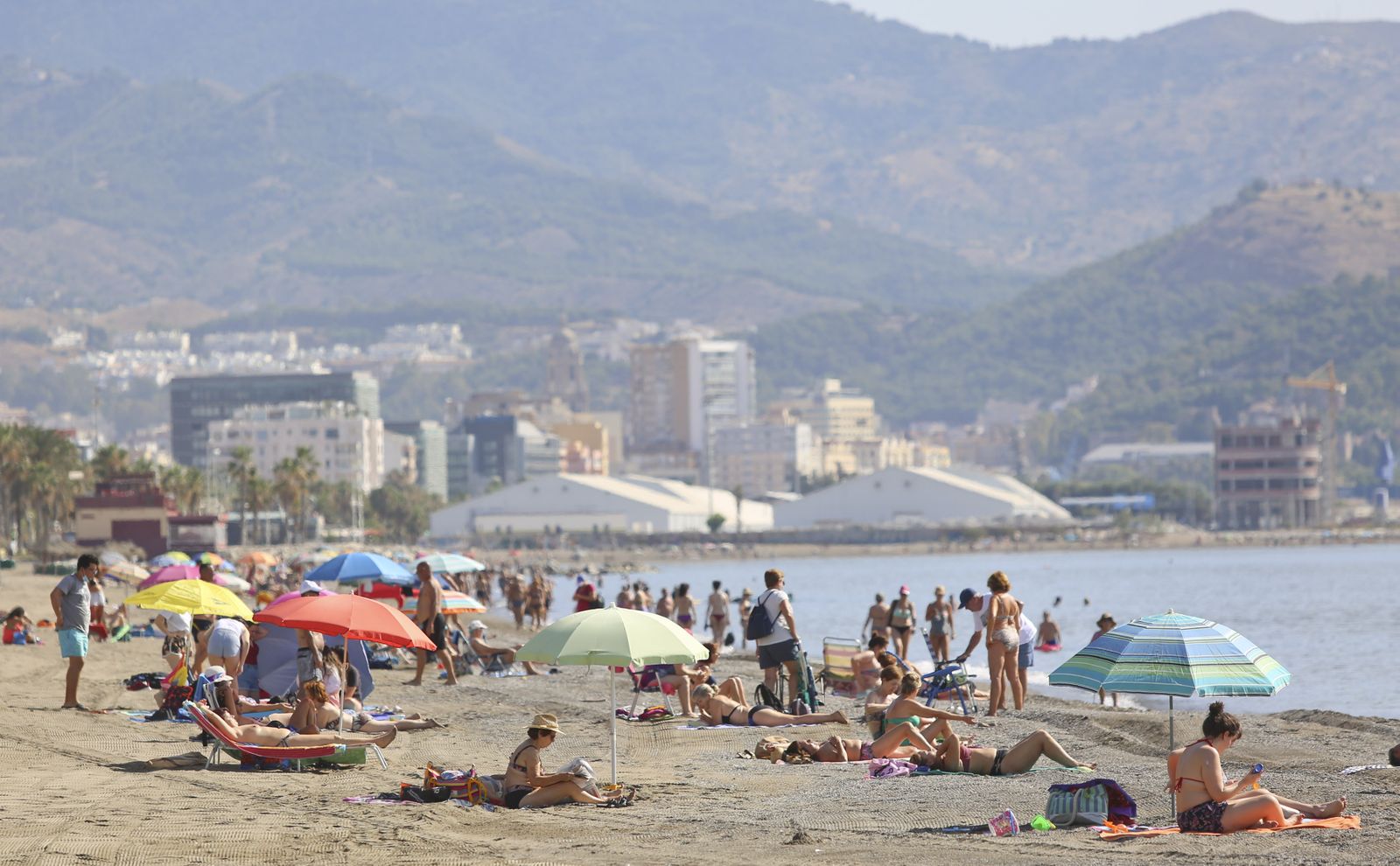 Bañistas, este miércoles, en la playa de La Misericordia de la capital.
