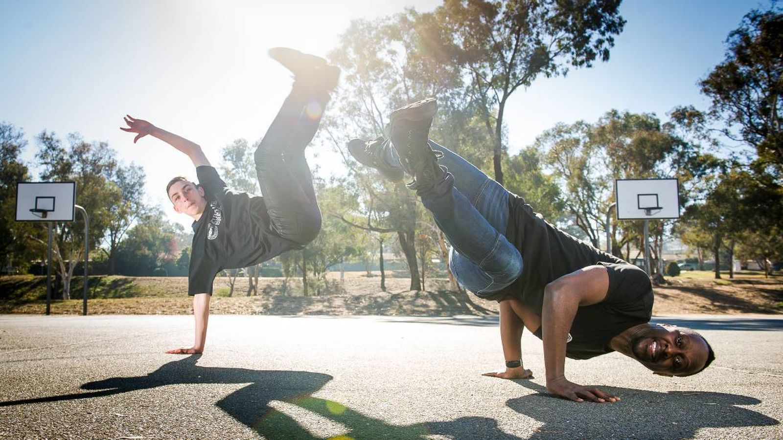 Dos breakdancers en una pista de baloncesto